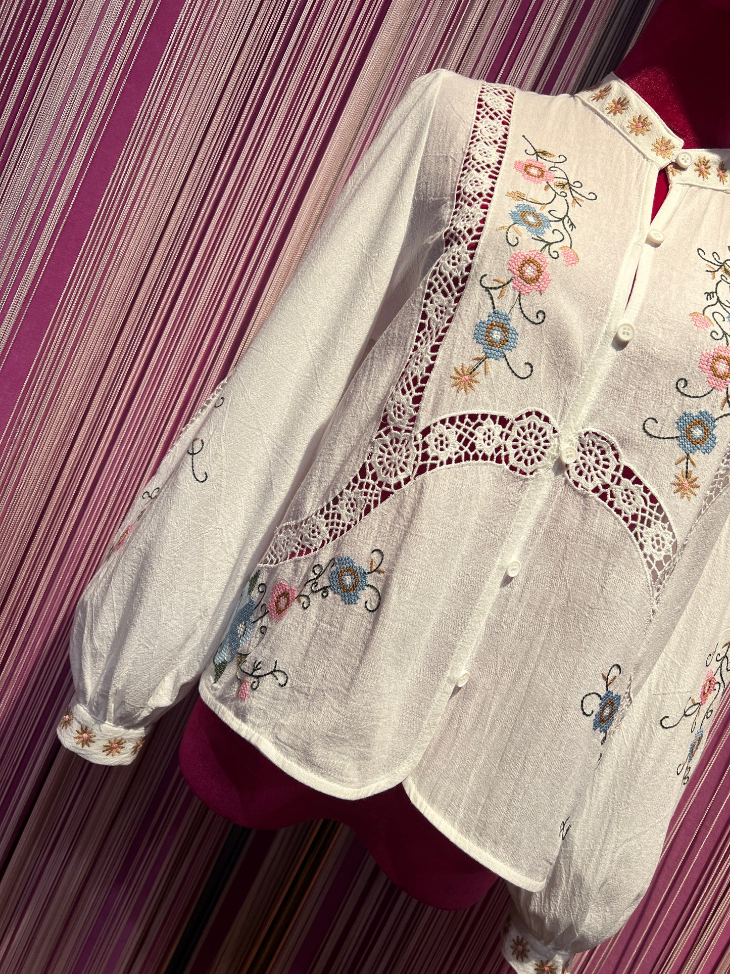 Mon amour Paris camicia bianca di cotone ricami floreali punto a croce e dettagli in pizzo collo alla coreana