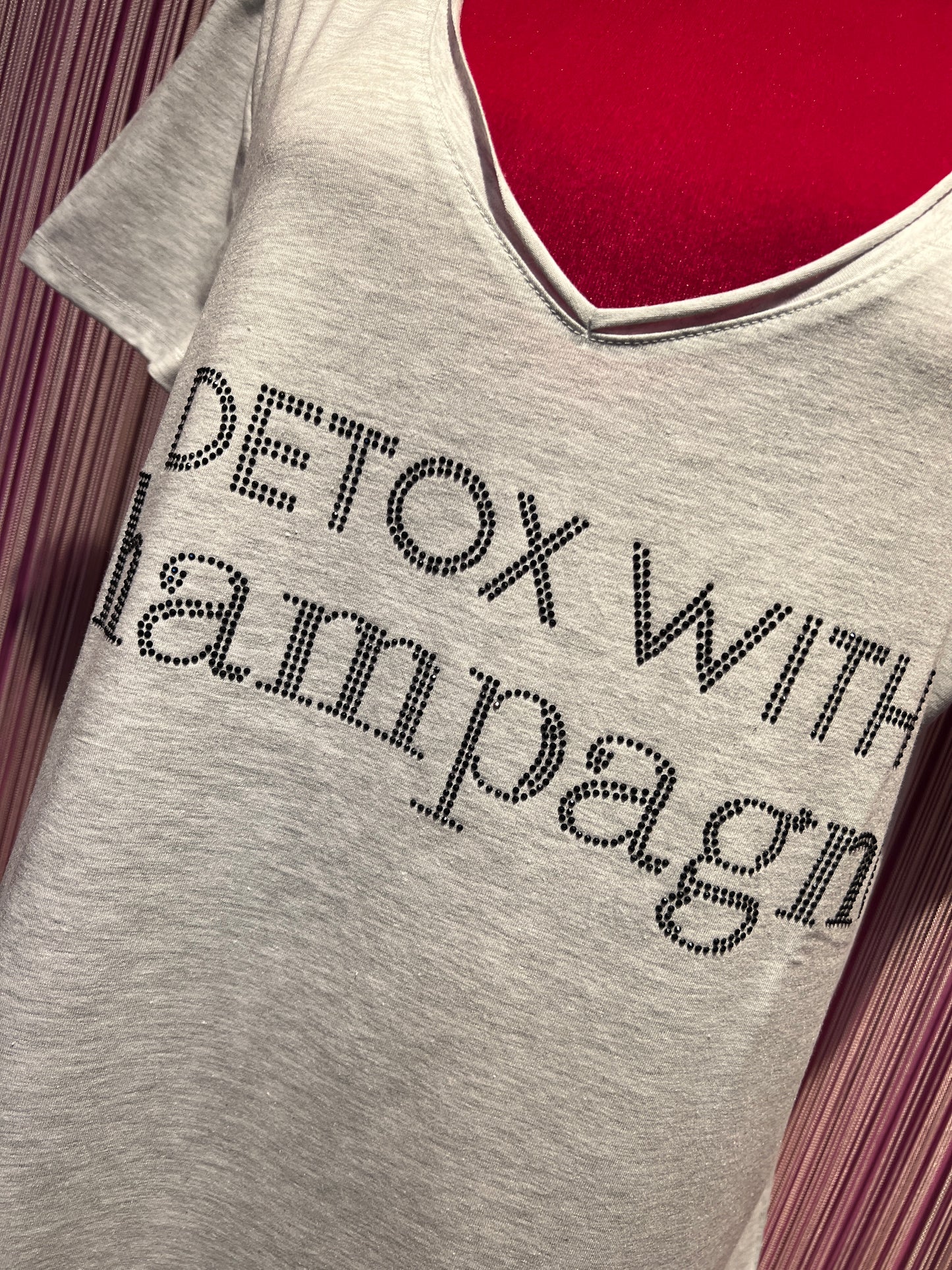 Miss goodlife -20% di sconto  t shirt grigio chiaro con scritta cristalli neri “Detox with champagne “