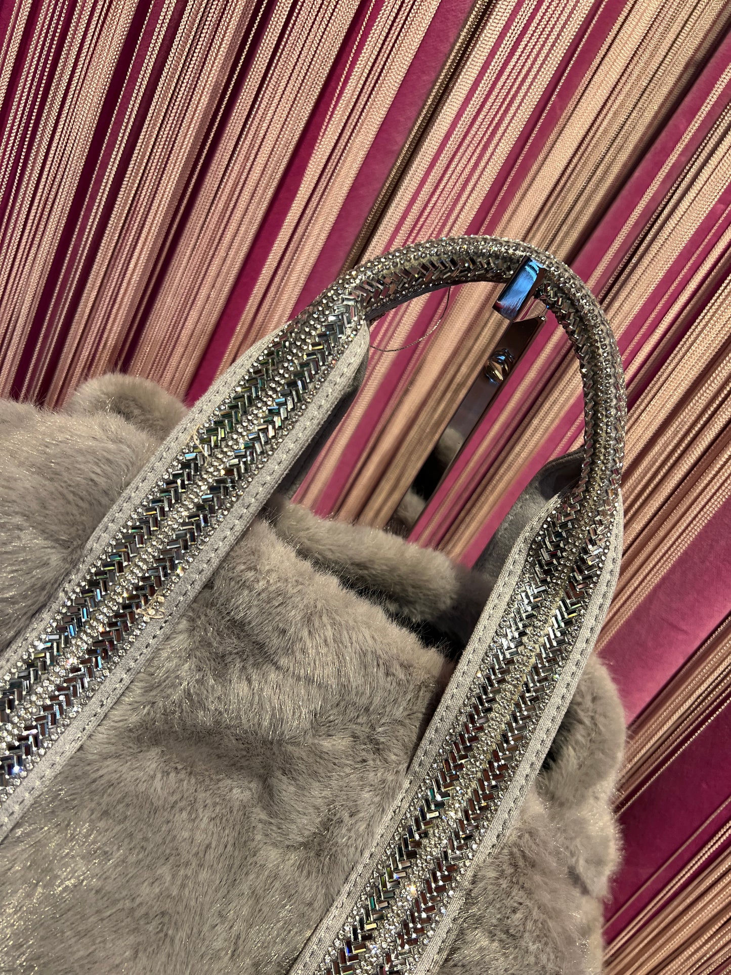 Borsa ecopelliccia grigio perla due manici con Swarovski e pochette