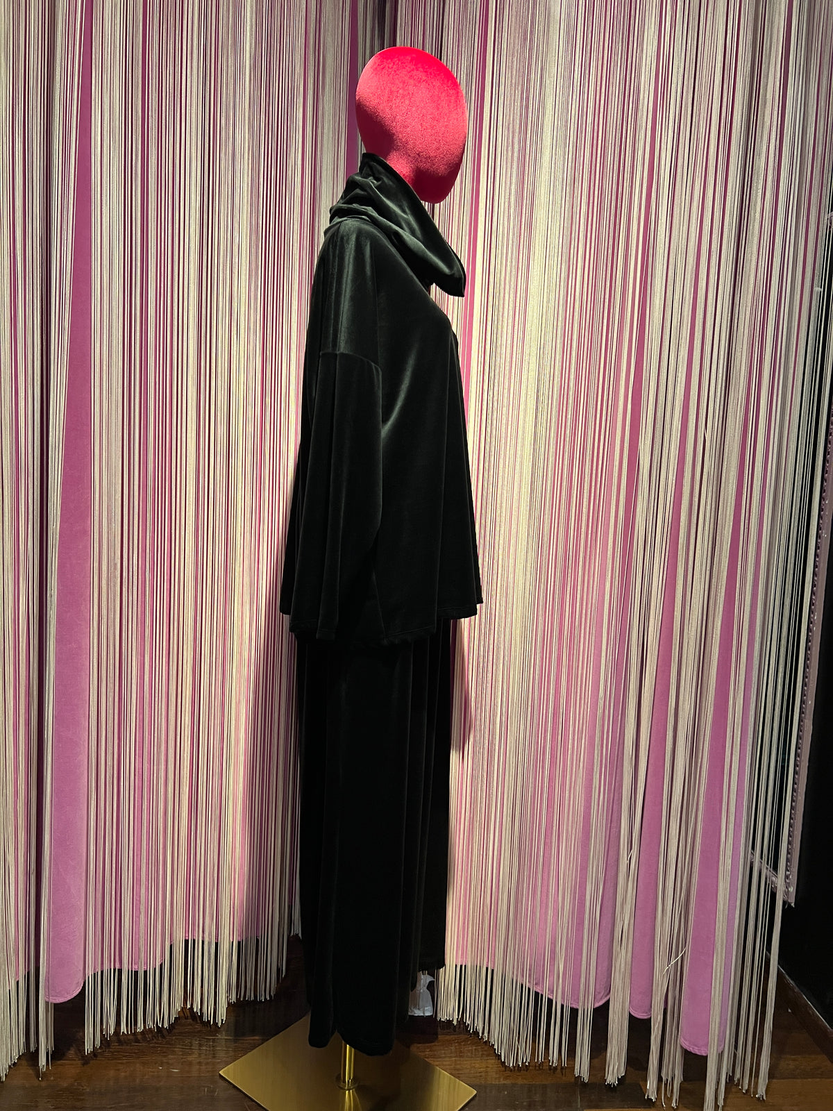 The room completo velluto nero maglia collo anello e pantalone con elastico in vita e tasche