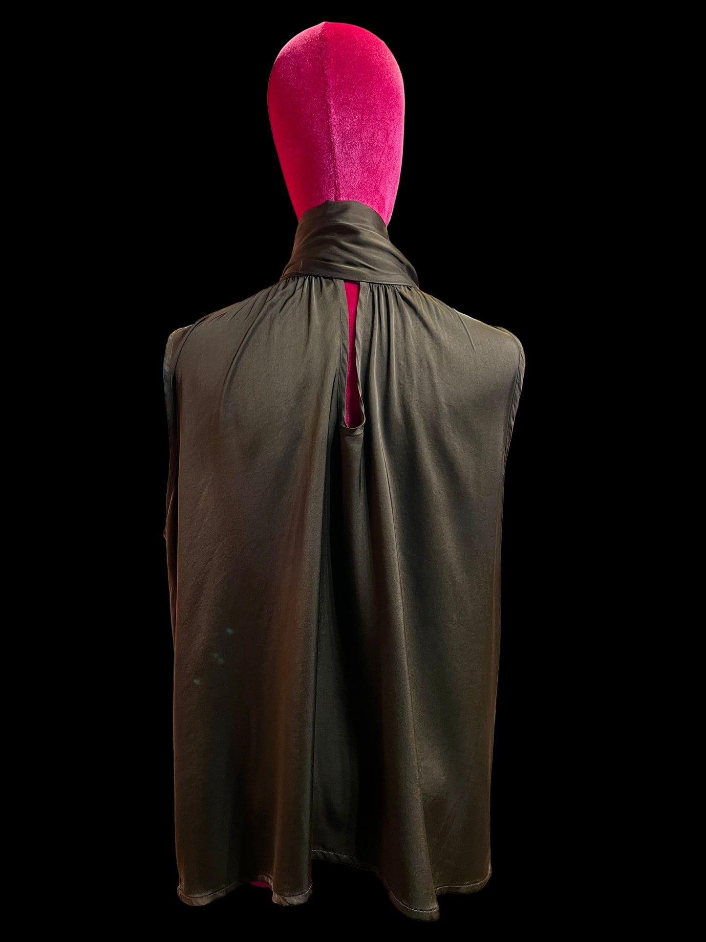 The Room blusa in raso cioccolato senza maniche con foulard collo