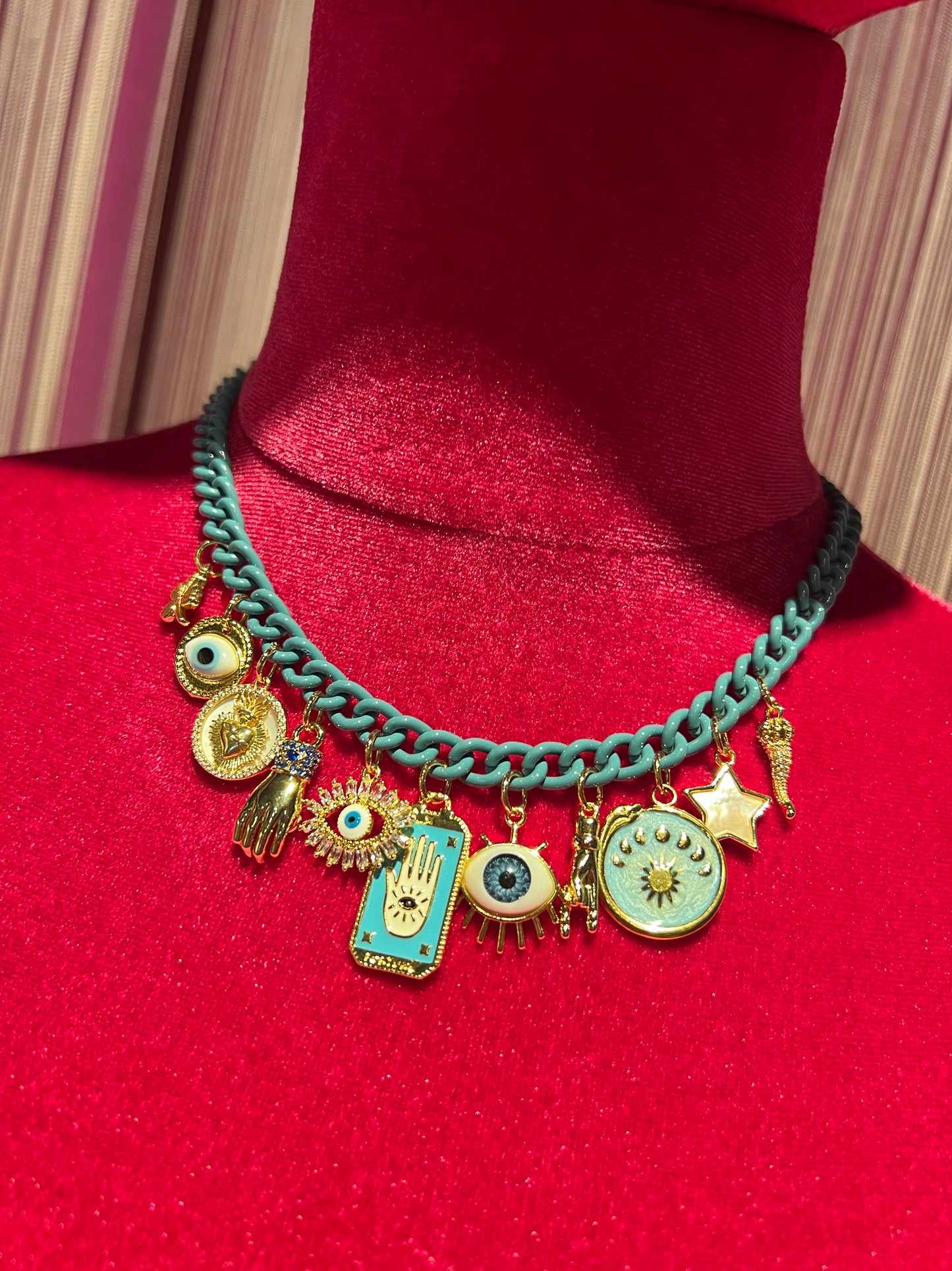 Principessa glam collana girocollo catena celeste con charms occhio cornetto oro manina