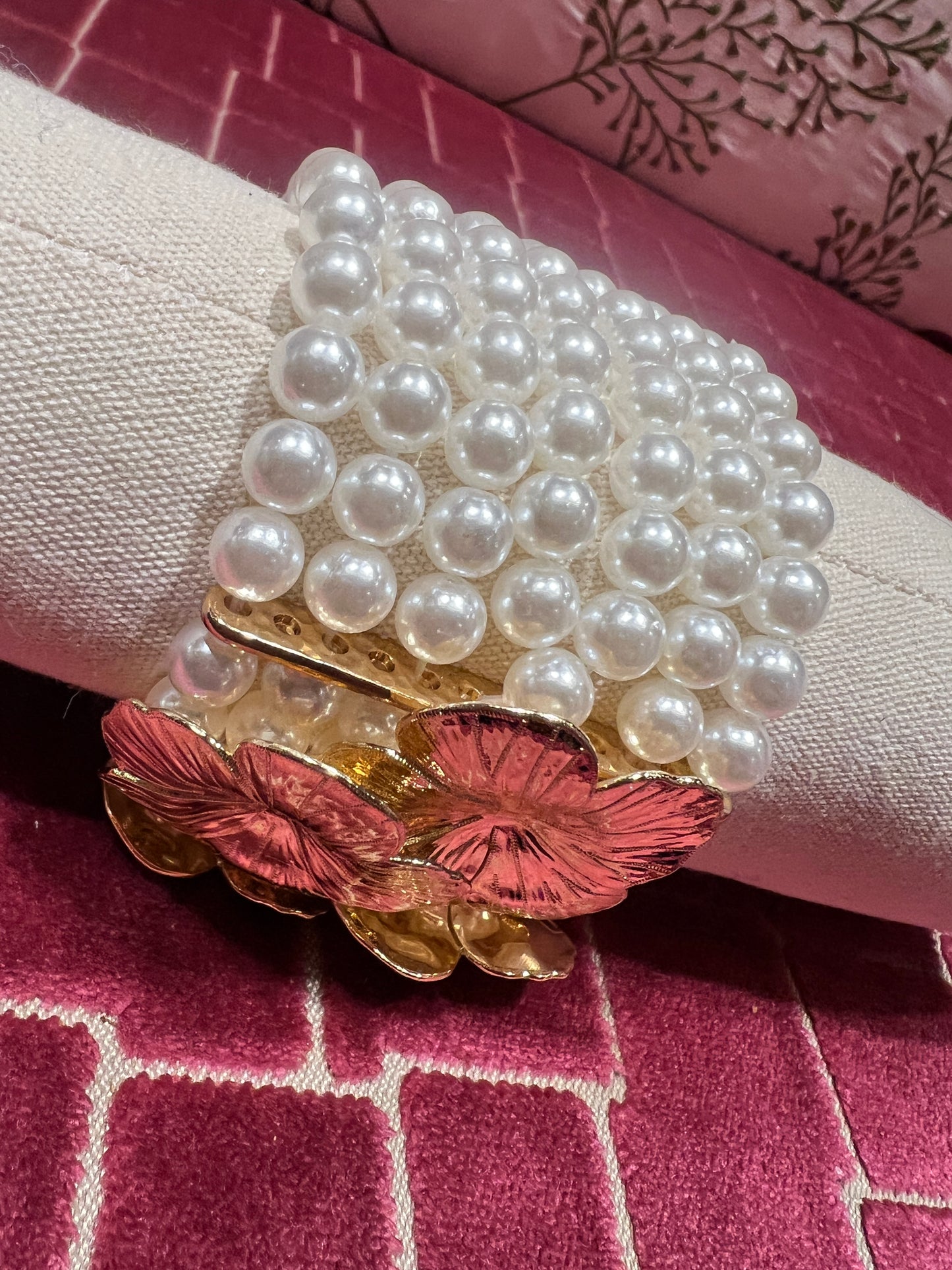 Bracciale multifili perle con applicazione fiori metallo oro