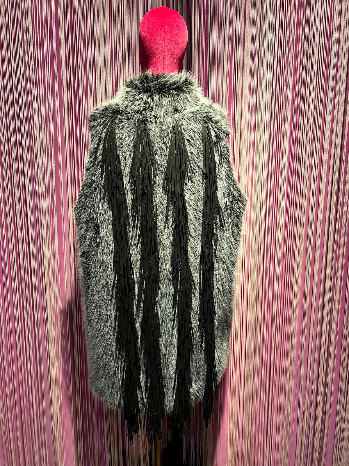 Uncommon gilet di simil pelliccia con frange nero e bianco vestibilita’ over