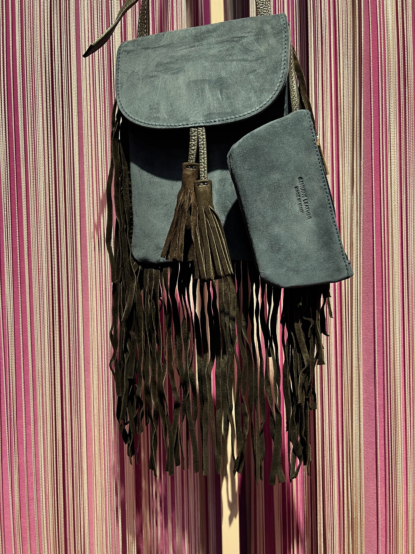 Love & roses tracollina suede con frange , nappina e mini pochette. Colore grigio