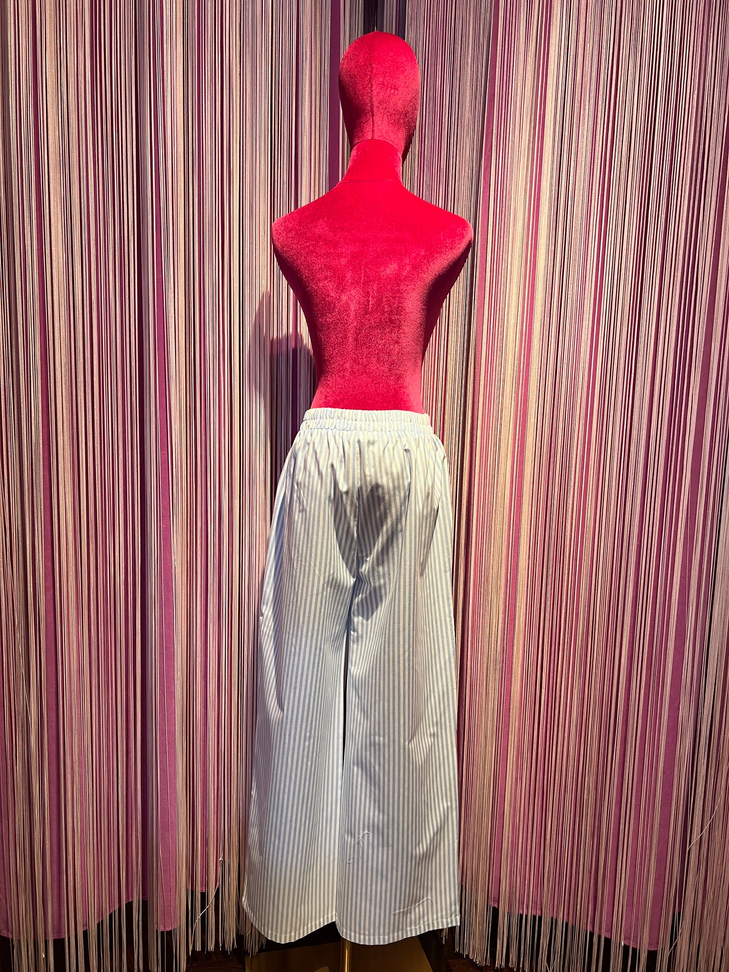 Mon amour Paris completo camicia a righe bianco e celeste rosa e bianco e giallino e bianco con tasche cuore e sole , pantalone a righe celeste e bianco con elastico in vita tasche con scritta bisous bisous