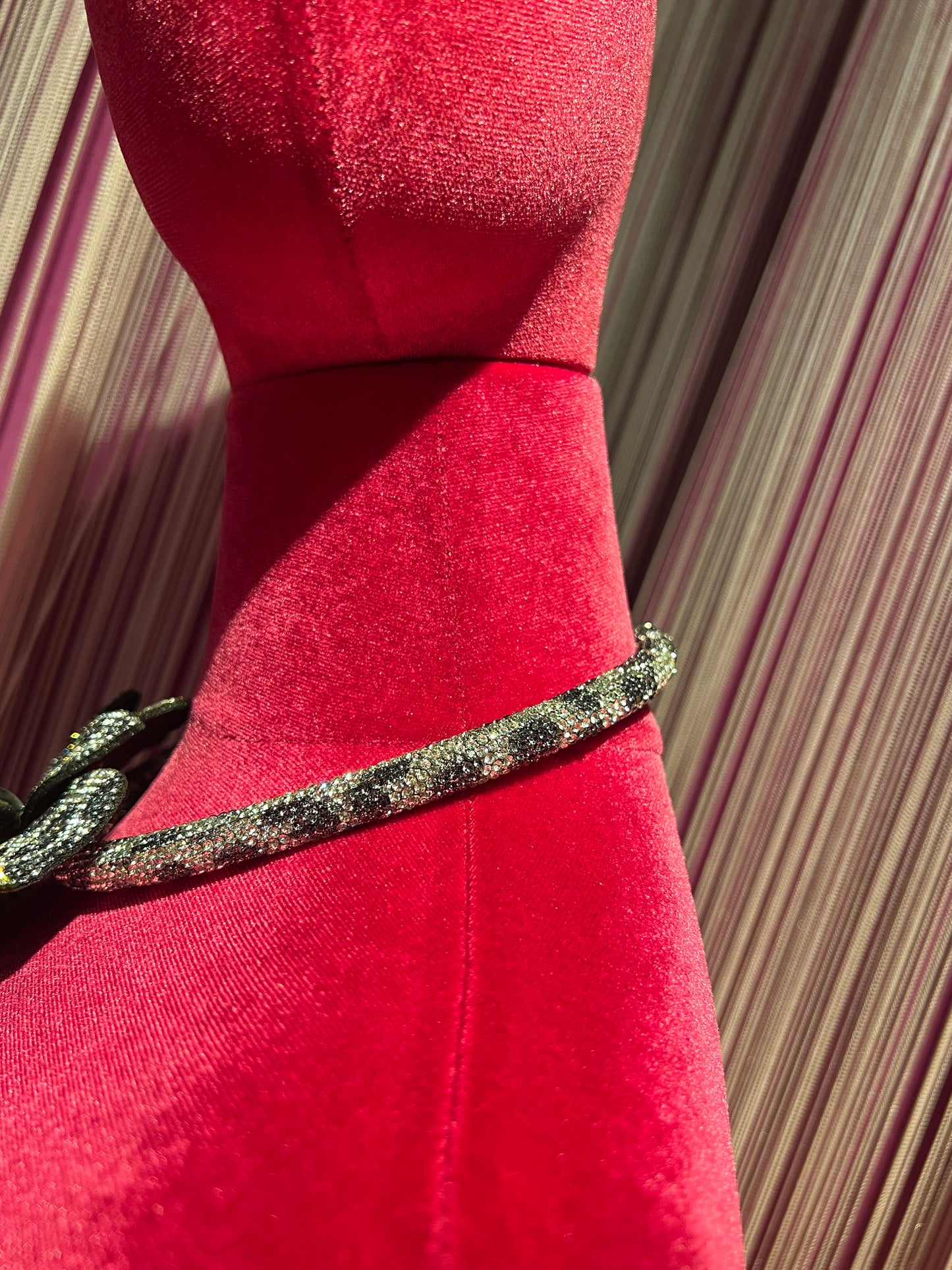 Collana girocollo con fiore di strass argento e nero