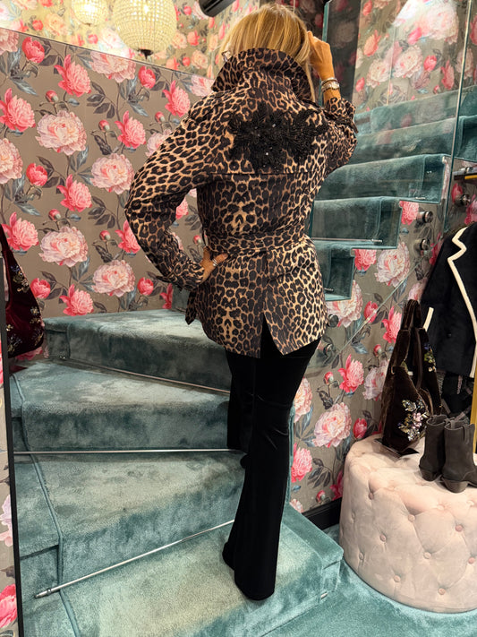 The room trench corto  doppiopetto con cinta, stampa leopardata patch fiore con paillettes nero dietro