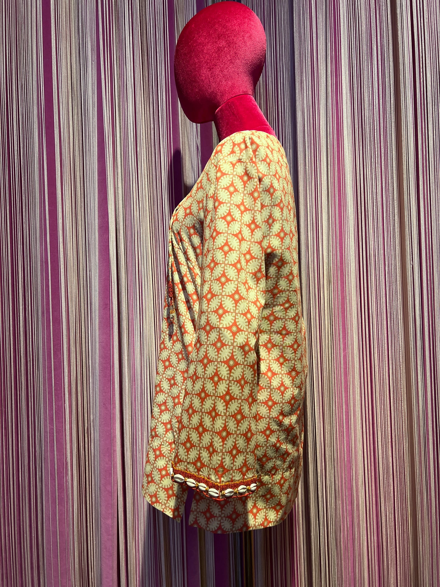 Maliparmi -50% di sconto completo camicia in tela di cotone fantasia floral arancio beige e panna con conchiglie sulle maniche e pantalone con frange perline