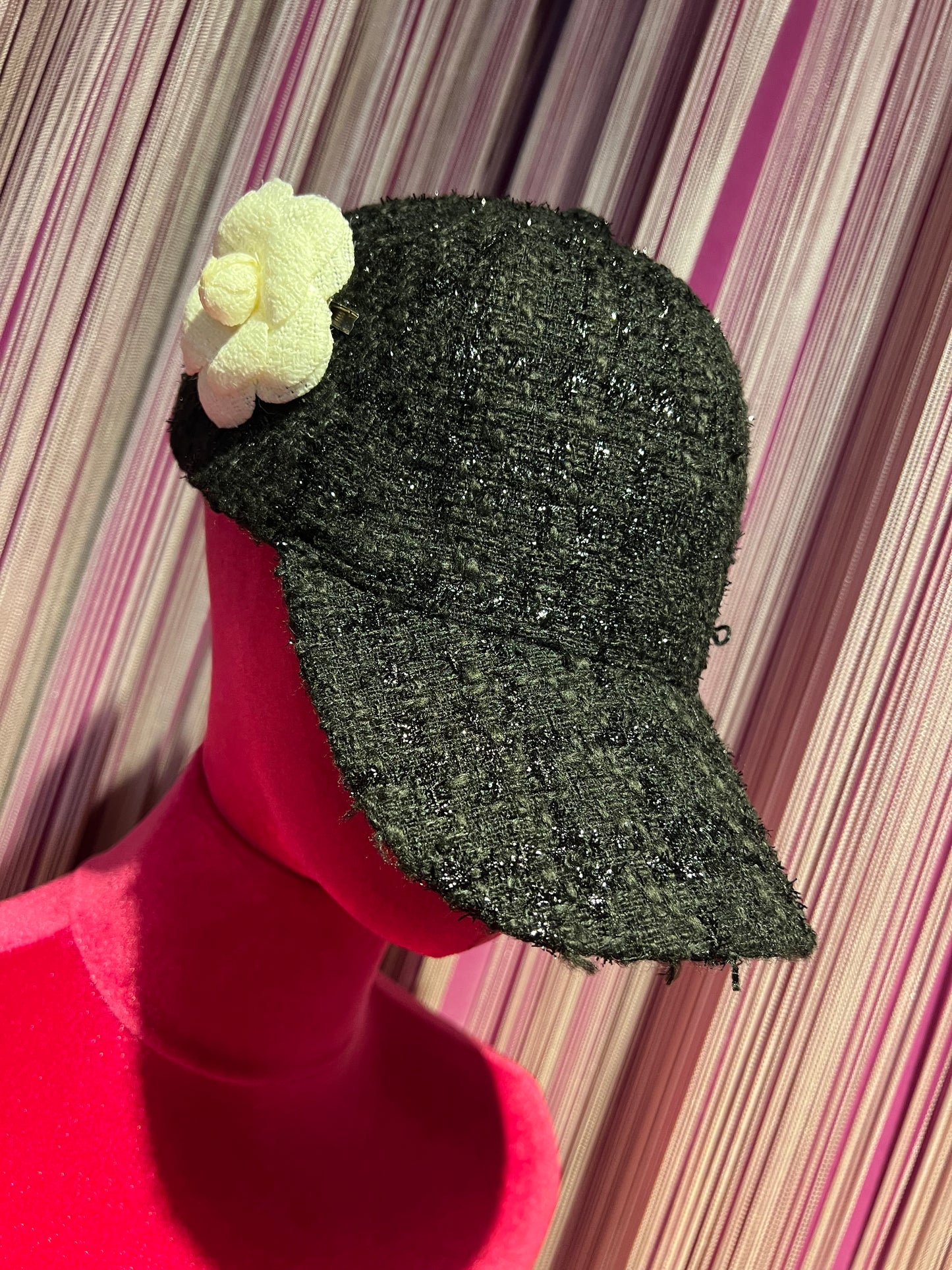 Cappello con visiera nero tessuto tweed con lurex nero regolabile e camelia panna rimovibile