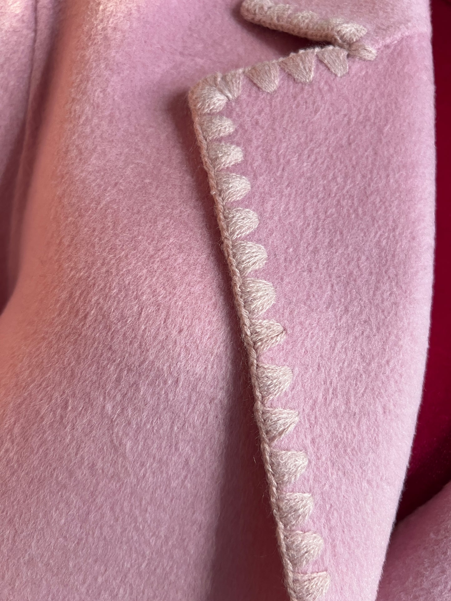 Sincere Paris cappotto rosa con tasche bordate di rosa