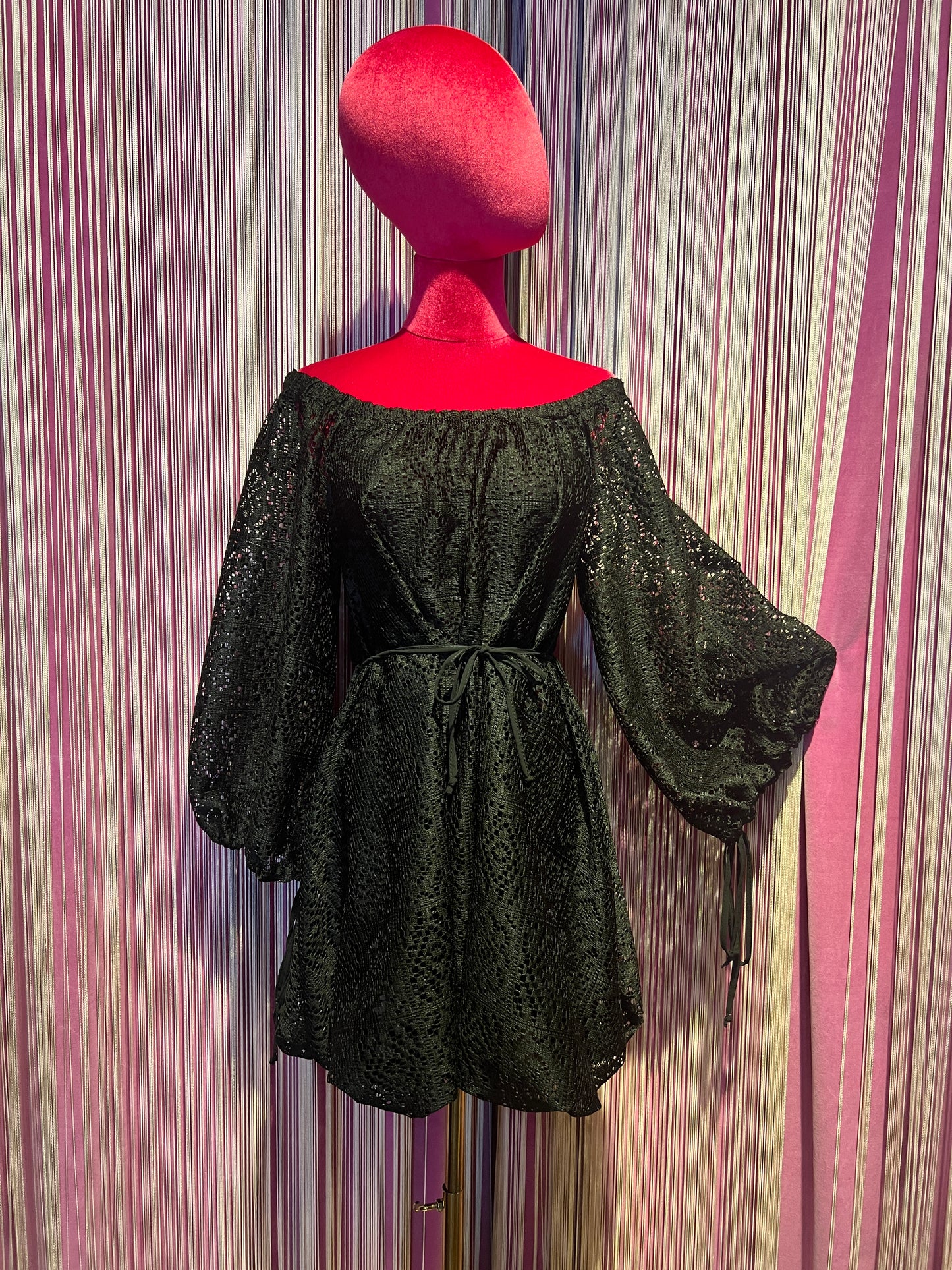 Mon amour Paris abito in pizzo nero scollo Bardot con cinta in vita