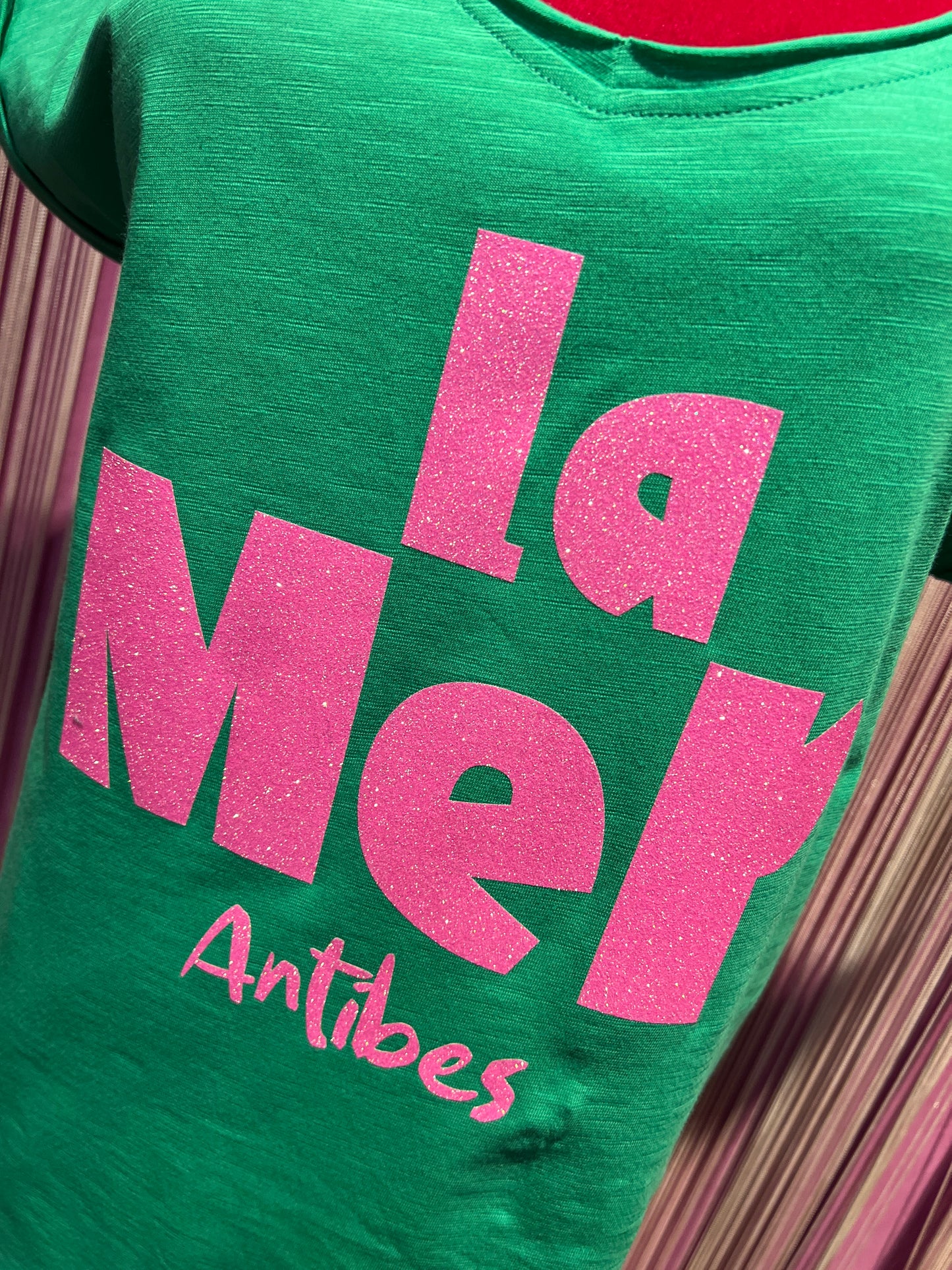 Anouk t shirt di cotone verde bandiera scritta fucsia glitter “ La mer Antibes”
