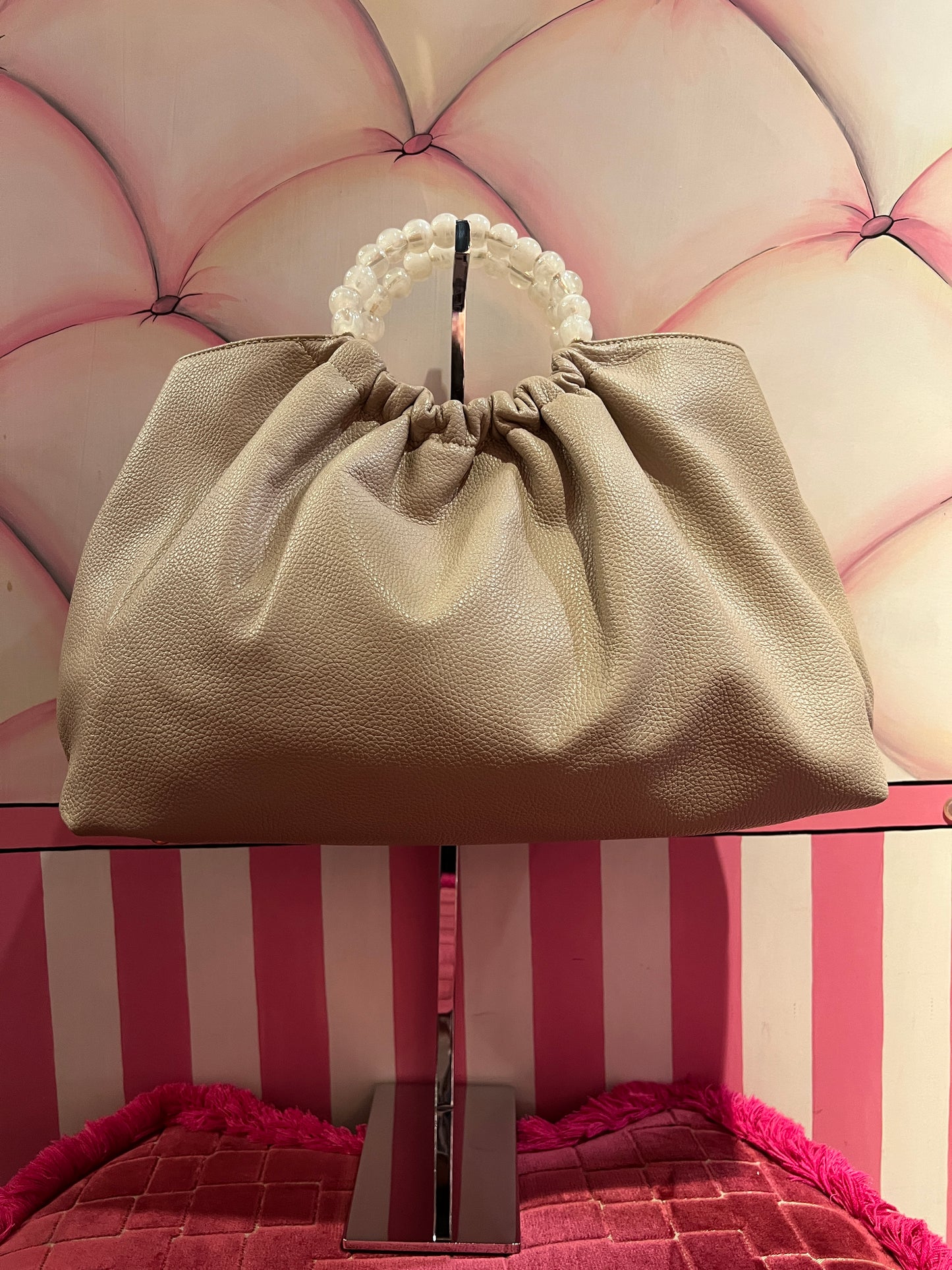 Borsa ecopelle taupe con tracolla e manici con perle resina