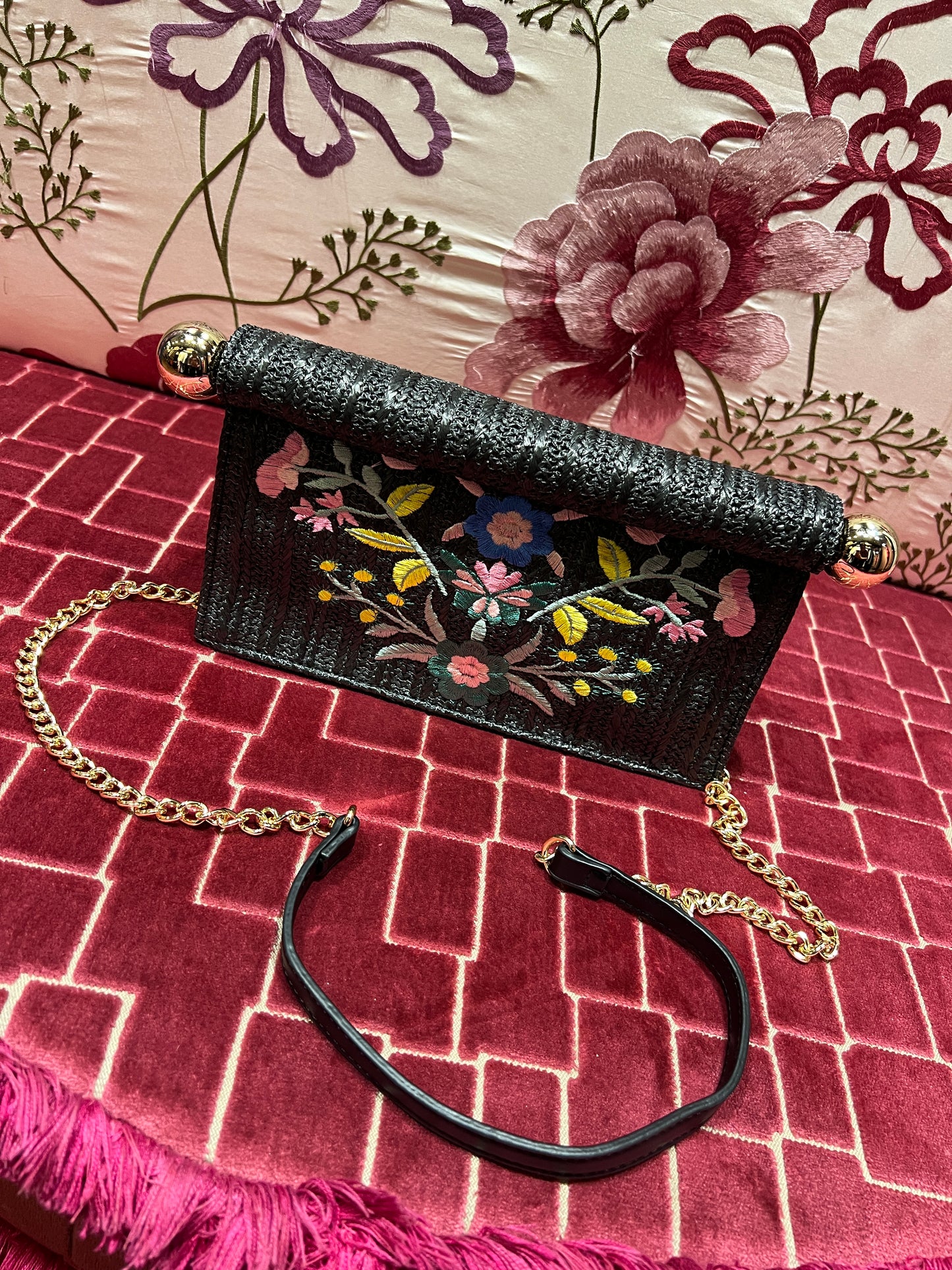 Borsa con tracolla in  rafia ed ecopelle ,  ricami floreali e chiusura magnetica , colore nero