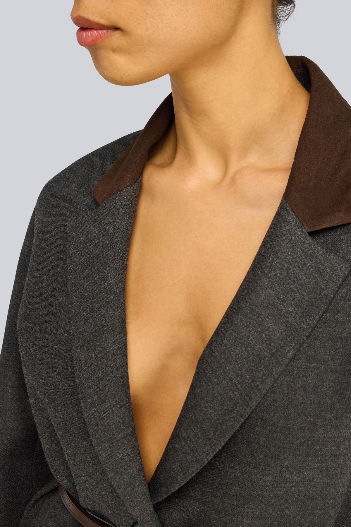 Semicouture giacca in flanella antracite colletto pelle marrone, cintura vestibilita over