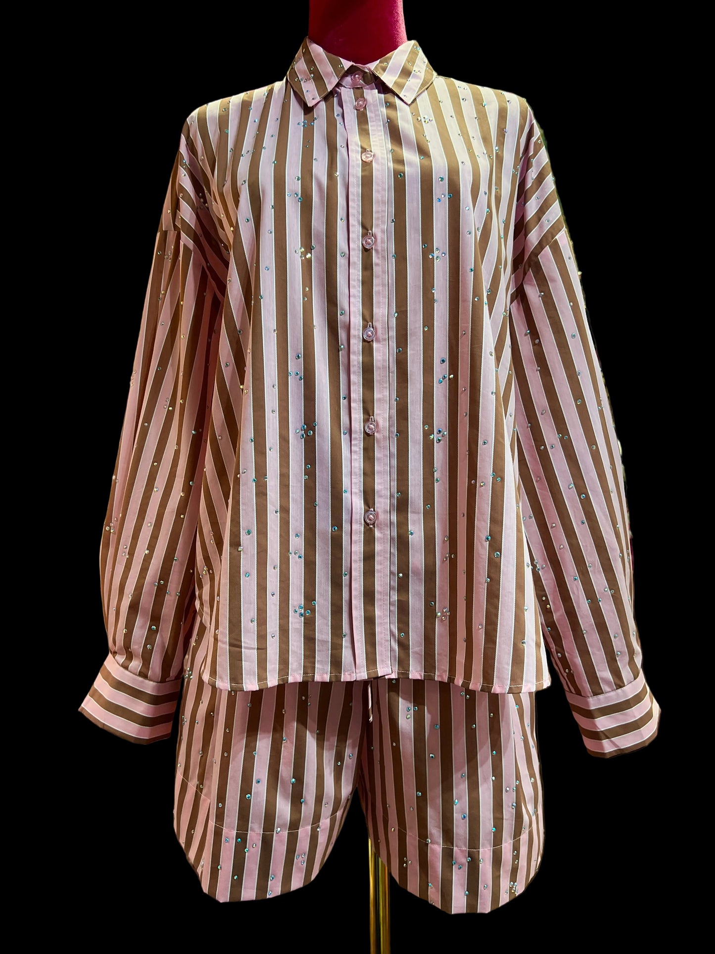 Essentiel antwerp completo camicia e short con elastico in vita , misto cotone ,fantasia righe rosa e marrone con decorazioni strass