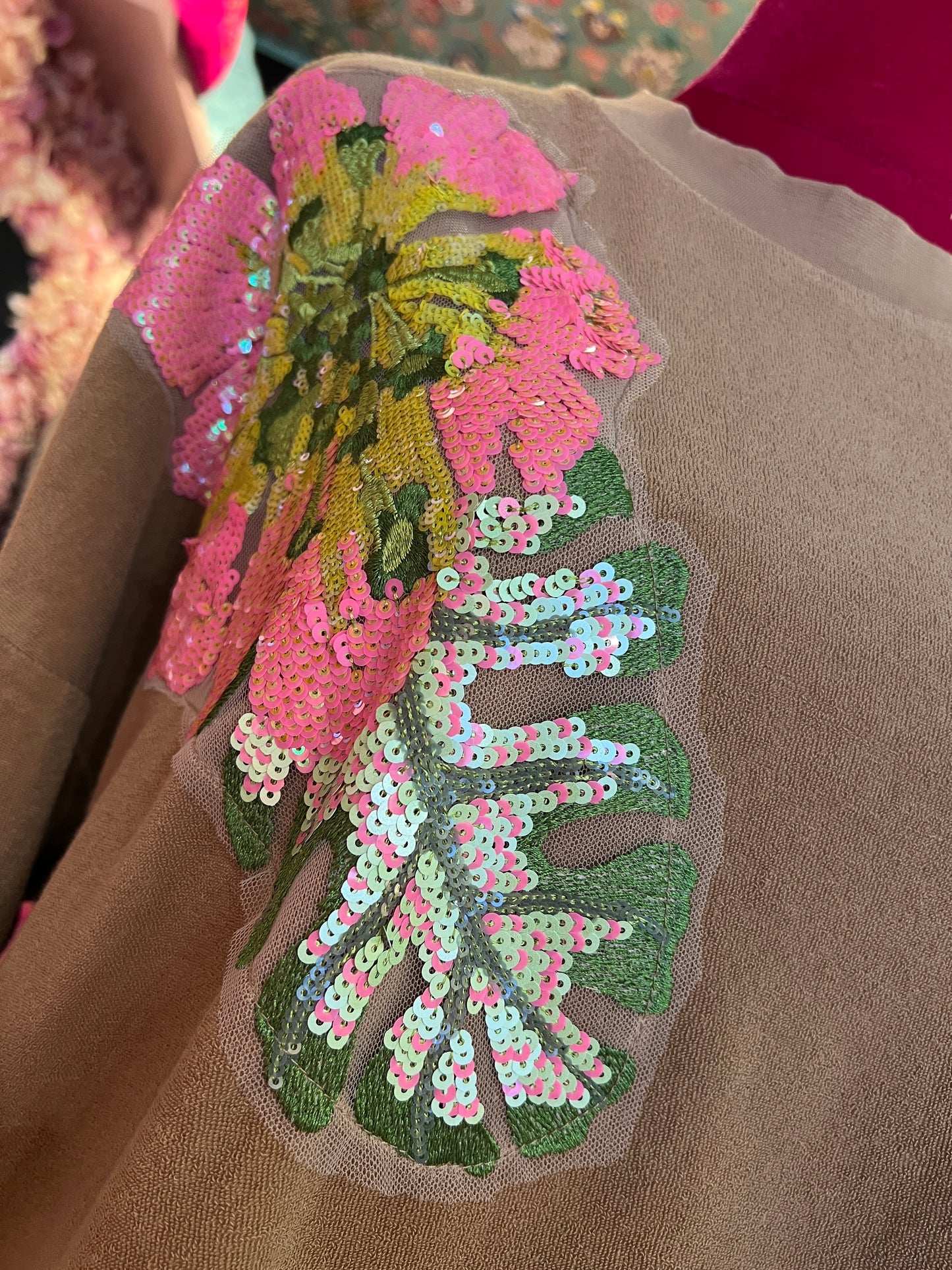 Pink memories completo in spugna felpa con applicazioni fiori paillettes e pantalone jogger con elastico in vita cammello