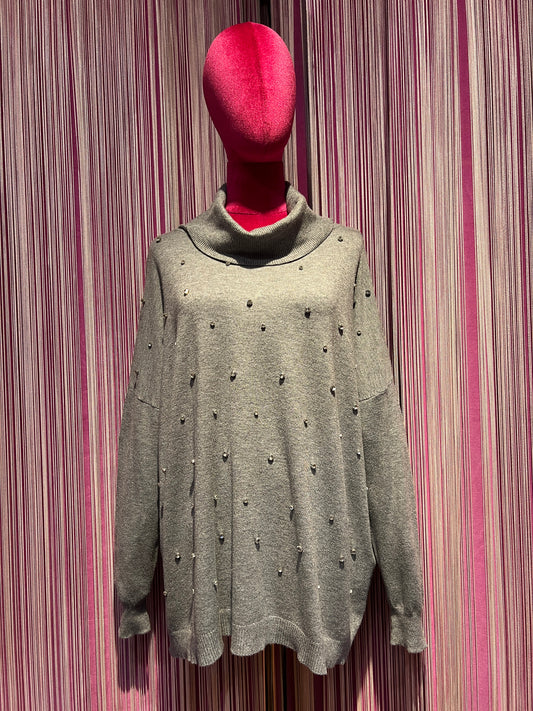 The room maglia over grigio chiaro collo alto ampio e decorazioni cristalli