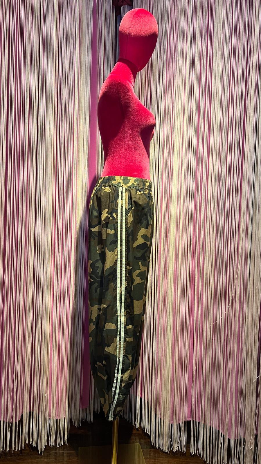 Mon amour Paris completo camouflage camicia manica corta con applicazione patch farfalla e pantalone con elastico in vita e in fondo banda laterale bianca