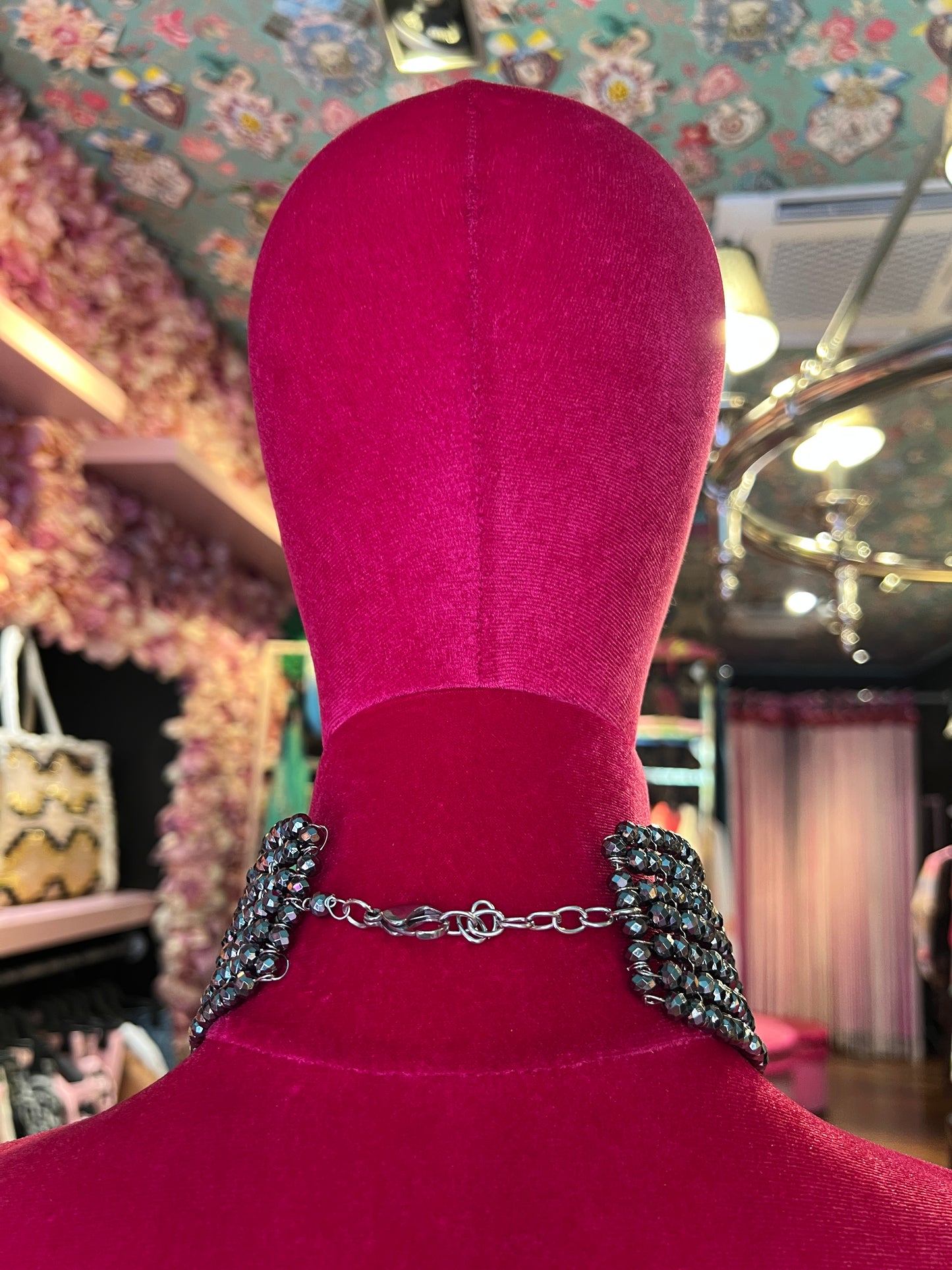Manuela Ajo’ creazioni choker cristalli grigio scuro con spille mezza luna e stelle di strass