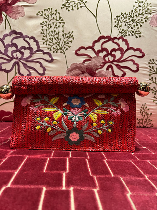 Borsa con tracolla in rafia ed ecopelle con ricami floreali e chiusura magnetica colore rosso scuro