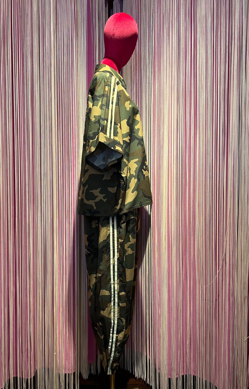 Mon amour Paris completo camouflage camicia manica corta con applicazione patch farfalla e pantalone con elastico in vita e in fondo banda laterale bianca