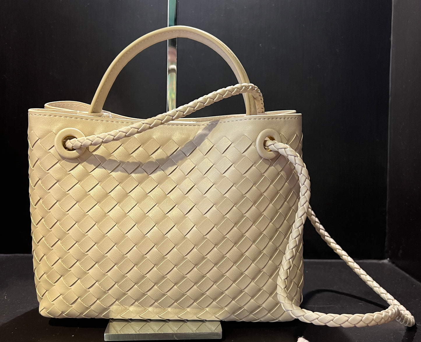 Borsa ecopelle ghiaccio con lavorazione ad intreccio e tracolla