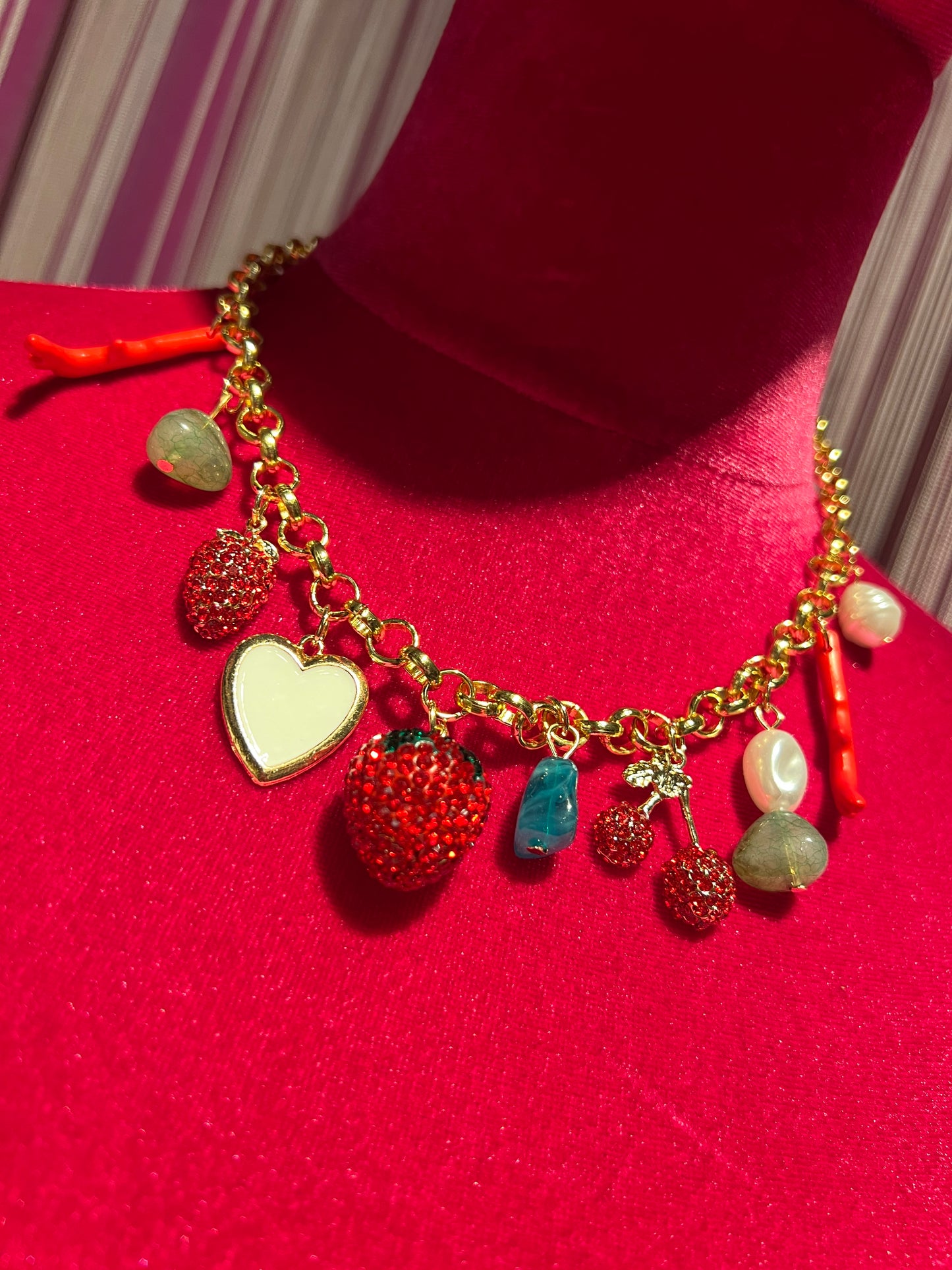 Collana girocollo dorata con fragola strass coralli rossi