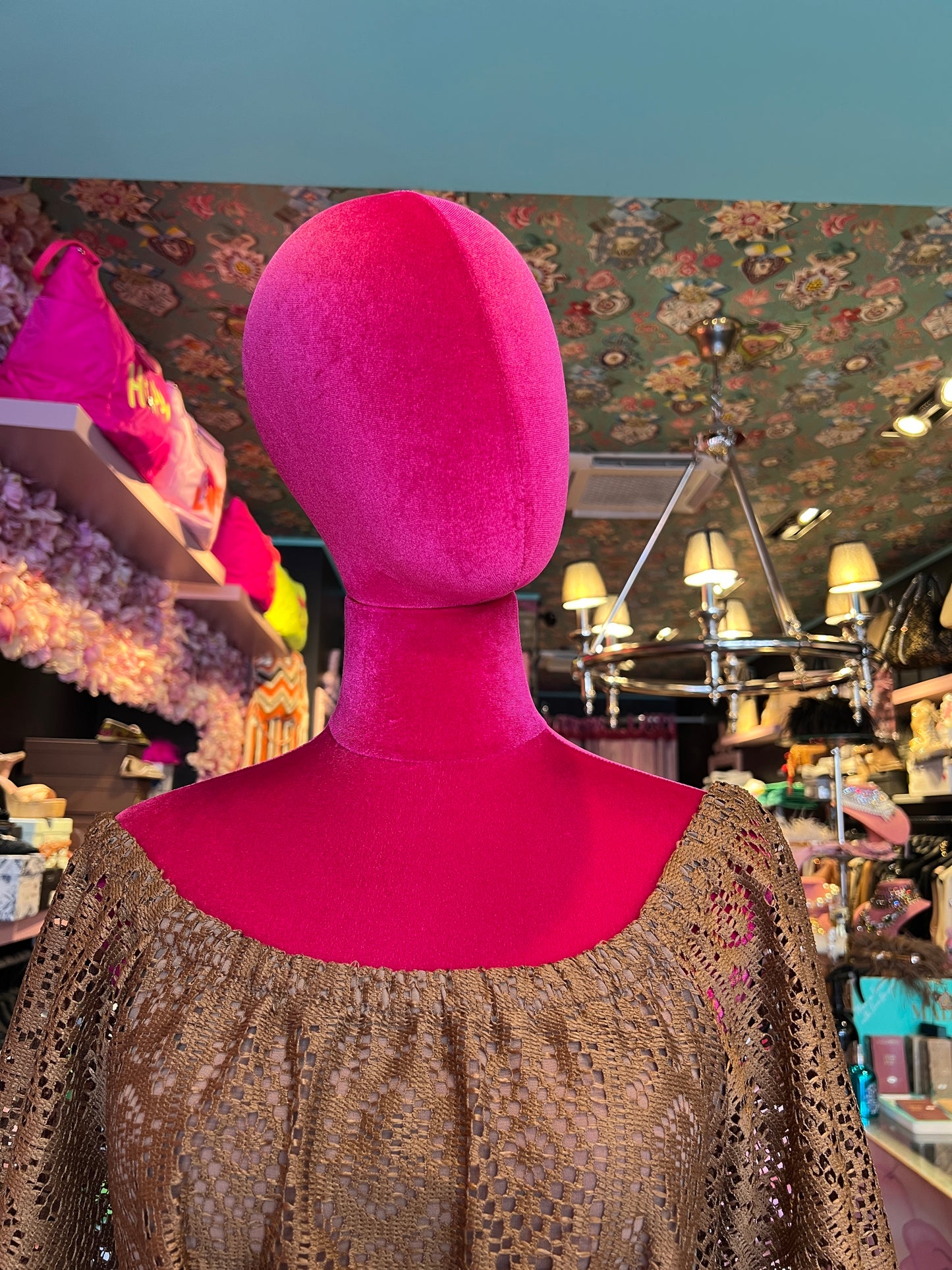 Mon amour Paris abito in pizzo marrone chiaro scollo Bardot con cinta in vita