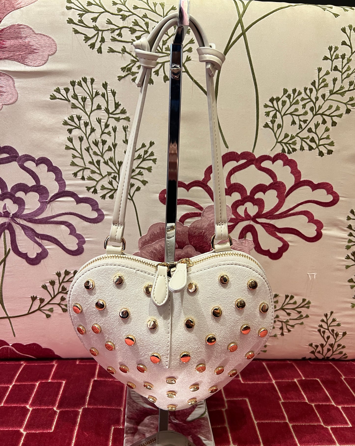 Borsa a forma di cuore con borchie scamosciata con tracolla ghiaccio