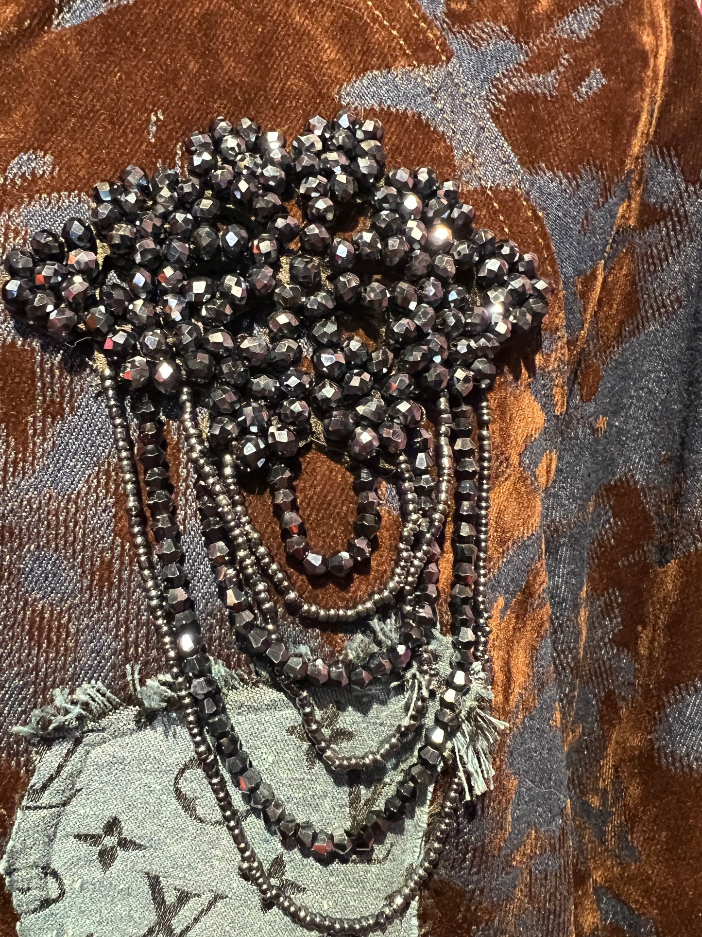 ABpink 🩷vellutina . Giubbino velluto con interno in ecopelliccia, colletto rimovibile , applicazioni patch cristalli blu e tessuto LV