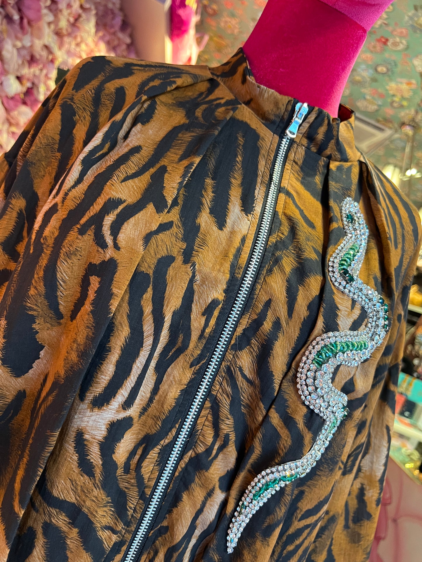 The room giacca/bomber stampa animalier zebrata con applicazione patch serpente cristalli