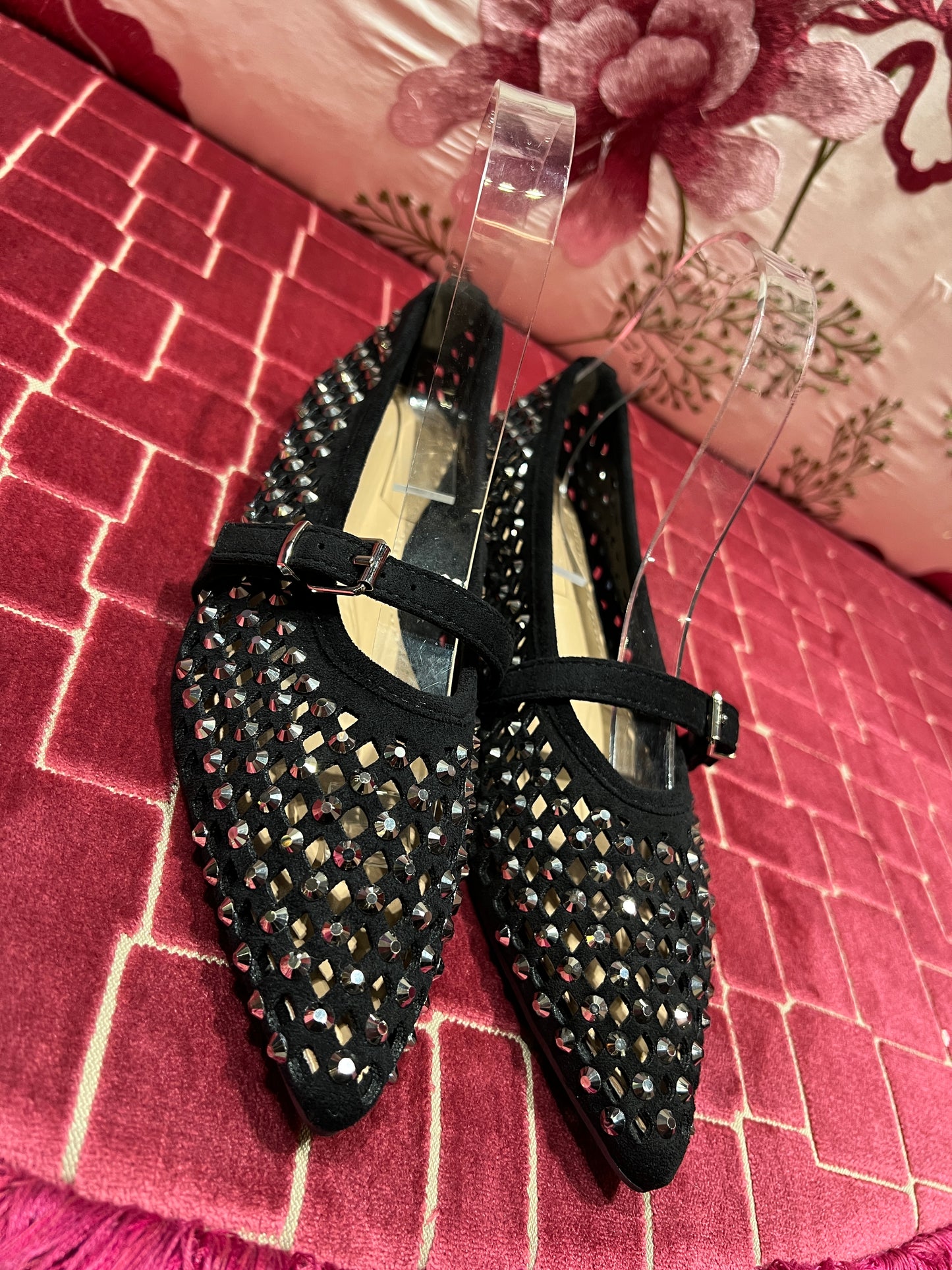 Love & roses  scarpa nera eco suede  traforate con cinturino e cristalli