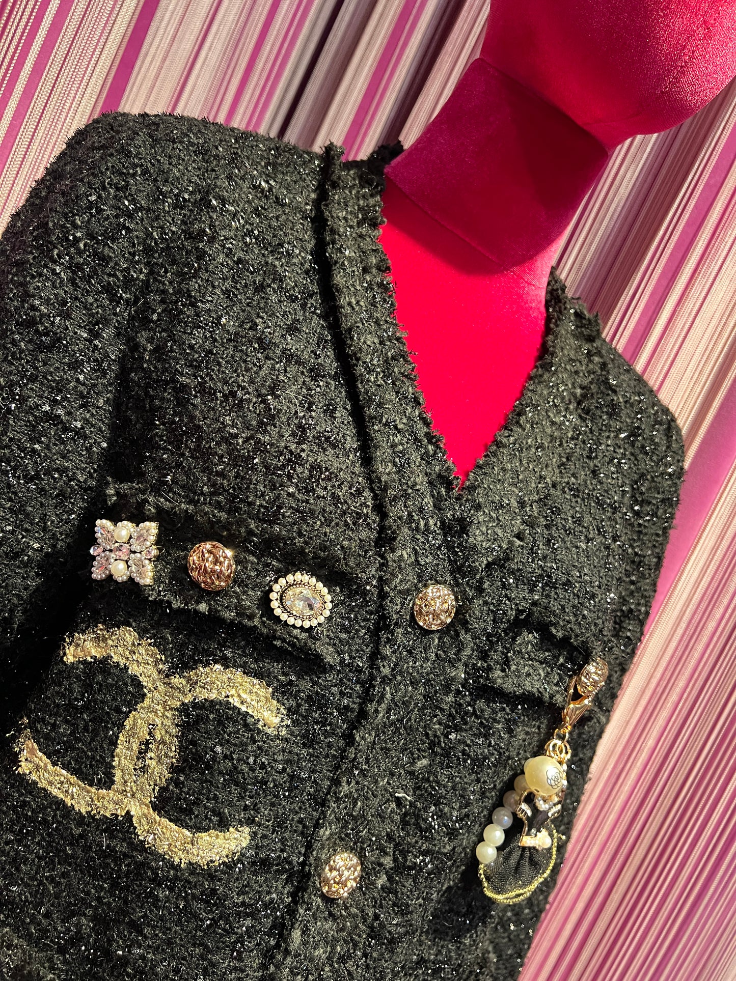 ABpink 🩷 giacca in tweed boucle’ nera con spille