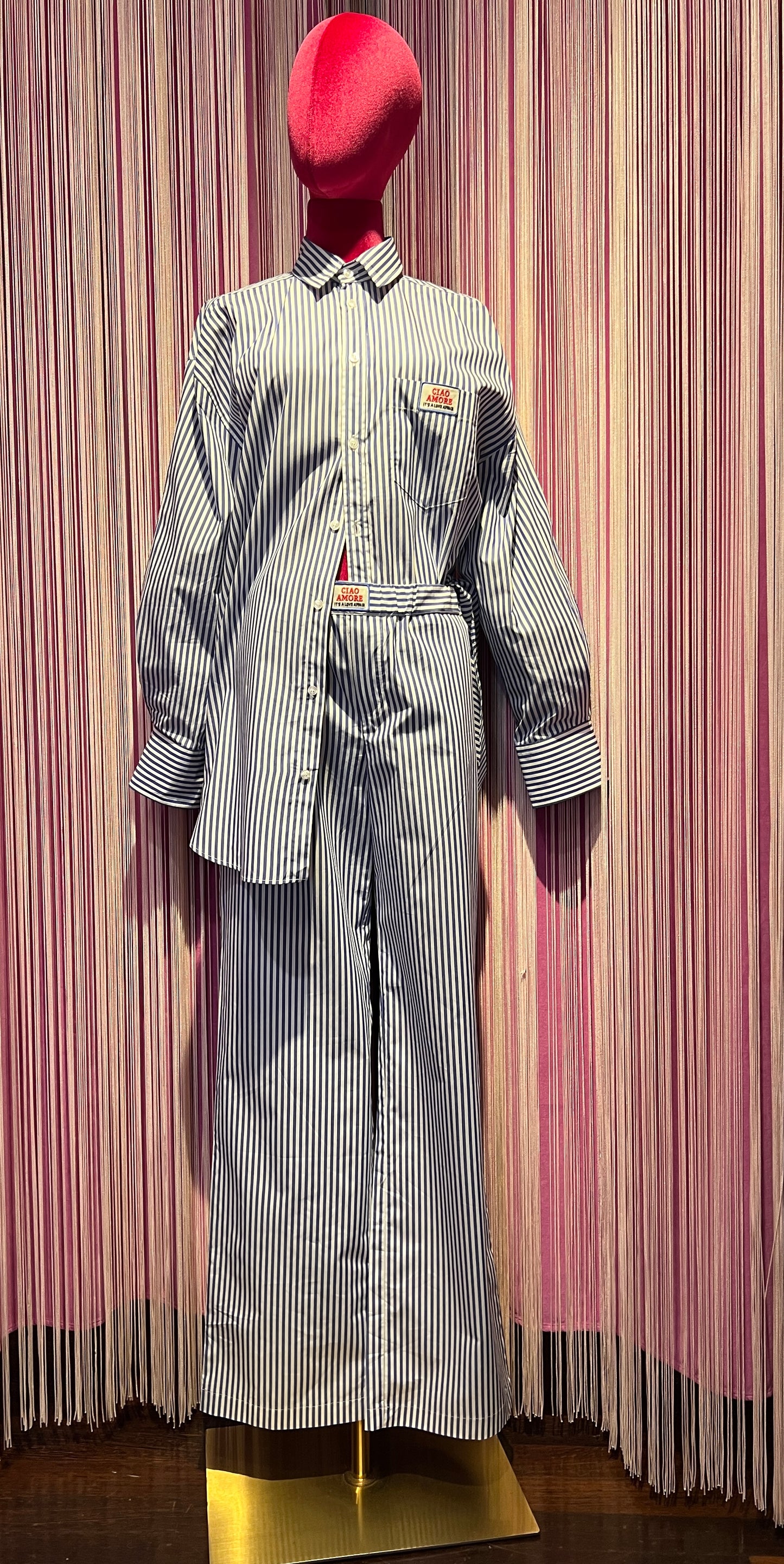 Giada Benincasa completo camicia a righe e pantalone con elastico e laccetto