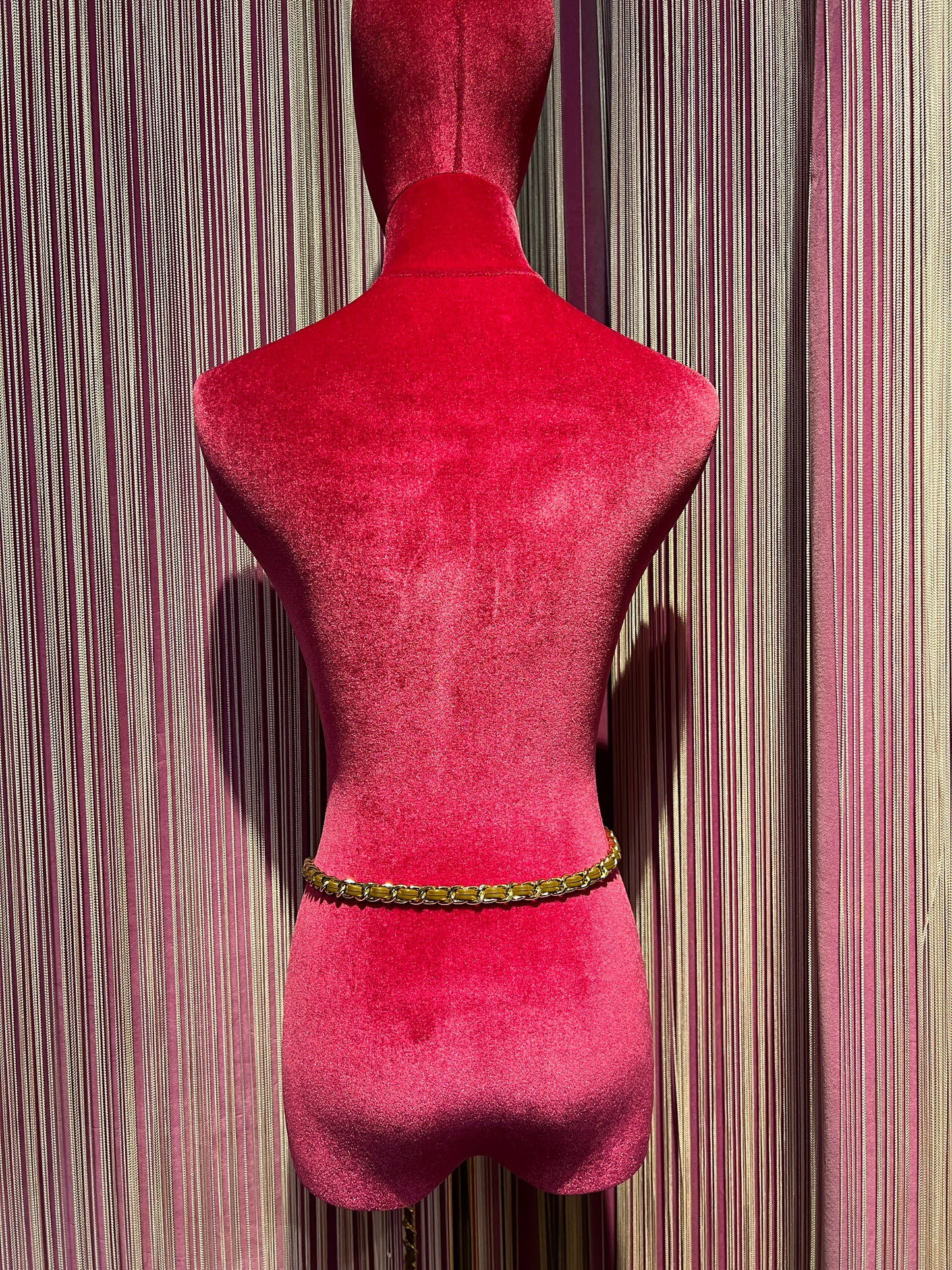 Cintura /collana con camelia cuoio ecopelle con catena oro regolabile