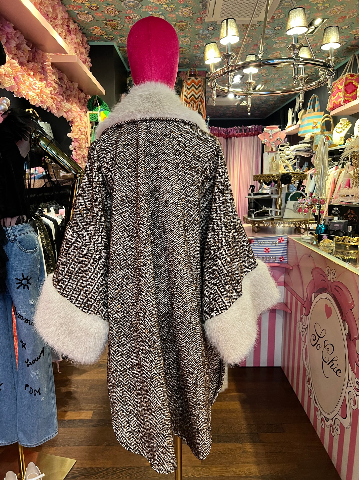Front street cappotto in tweed caffè con cinta collo e tasche ecopelliccia bianca