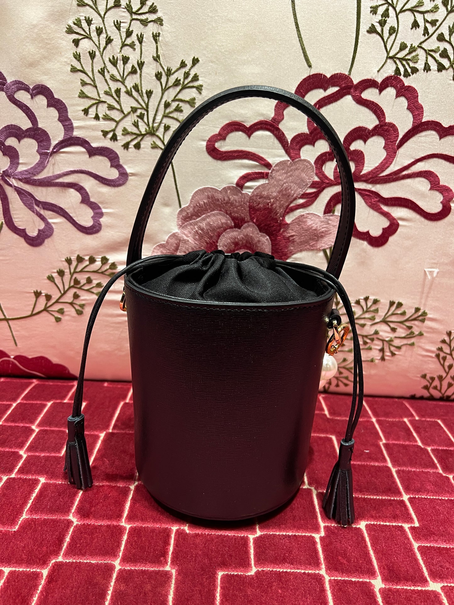 Borsa mini secchiello in pelle nero con perle in resina e tracollina