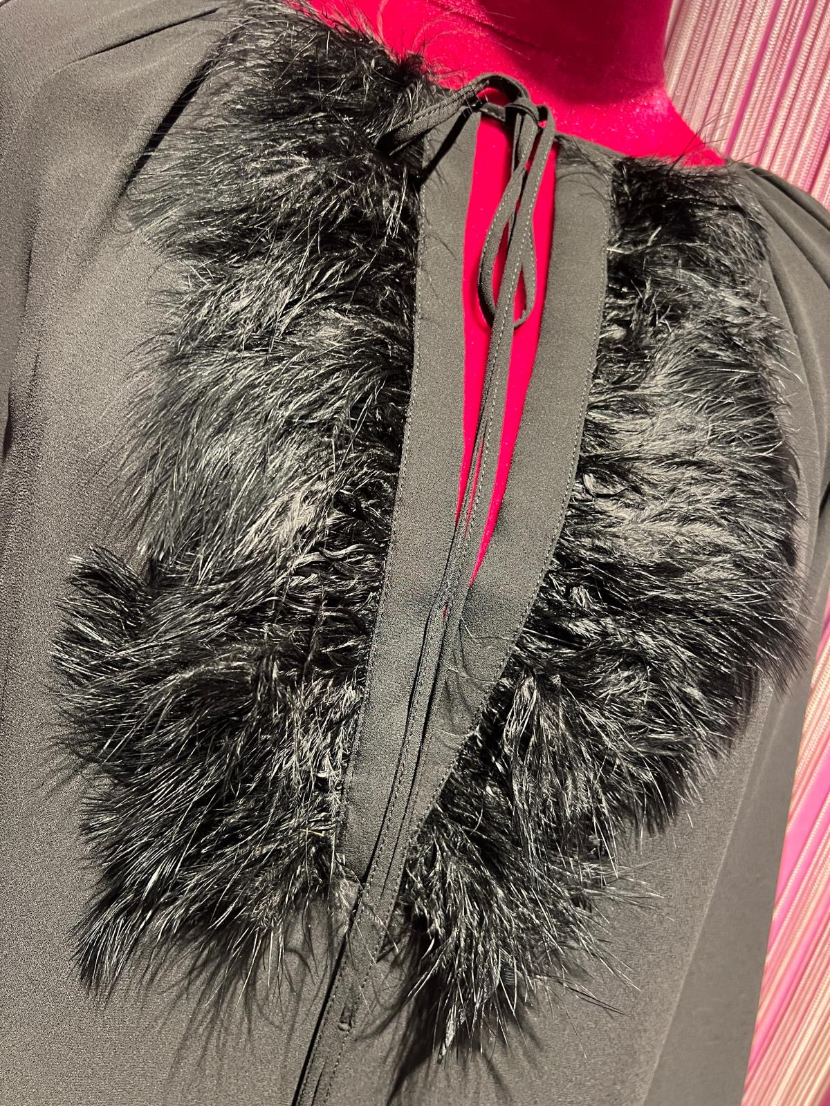 Dahlo blusa girocollo nera con piume e maniche ballon
