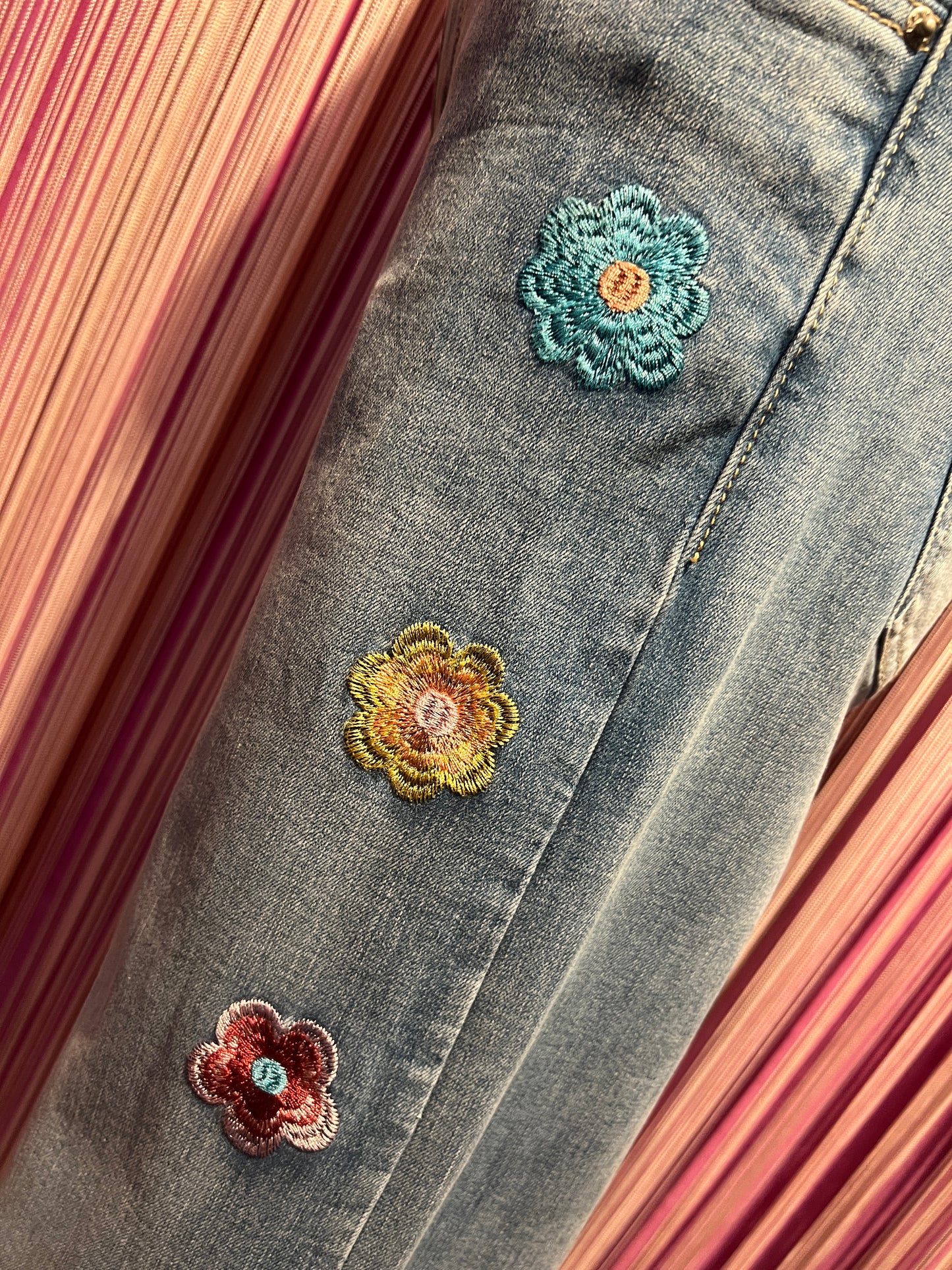 Mon amour Paris pantalone jeans denim chiaro con fiori laterali (Le taglie dei capi sono espresse in formato internazionale (S, M, L, XL…) e accompagnate dalla corrispondente taglia francese indicata in etichetta.