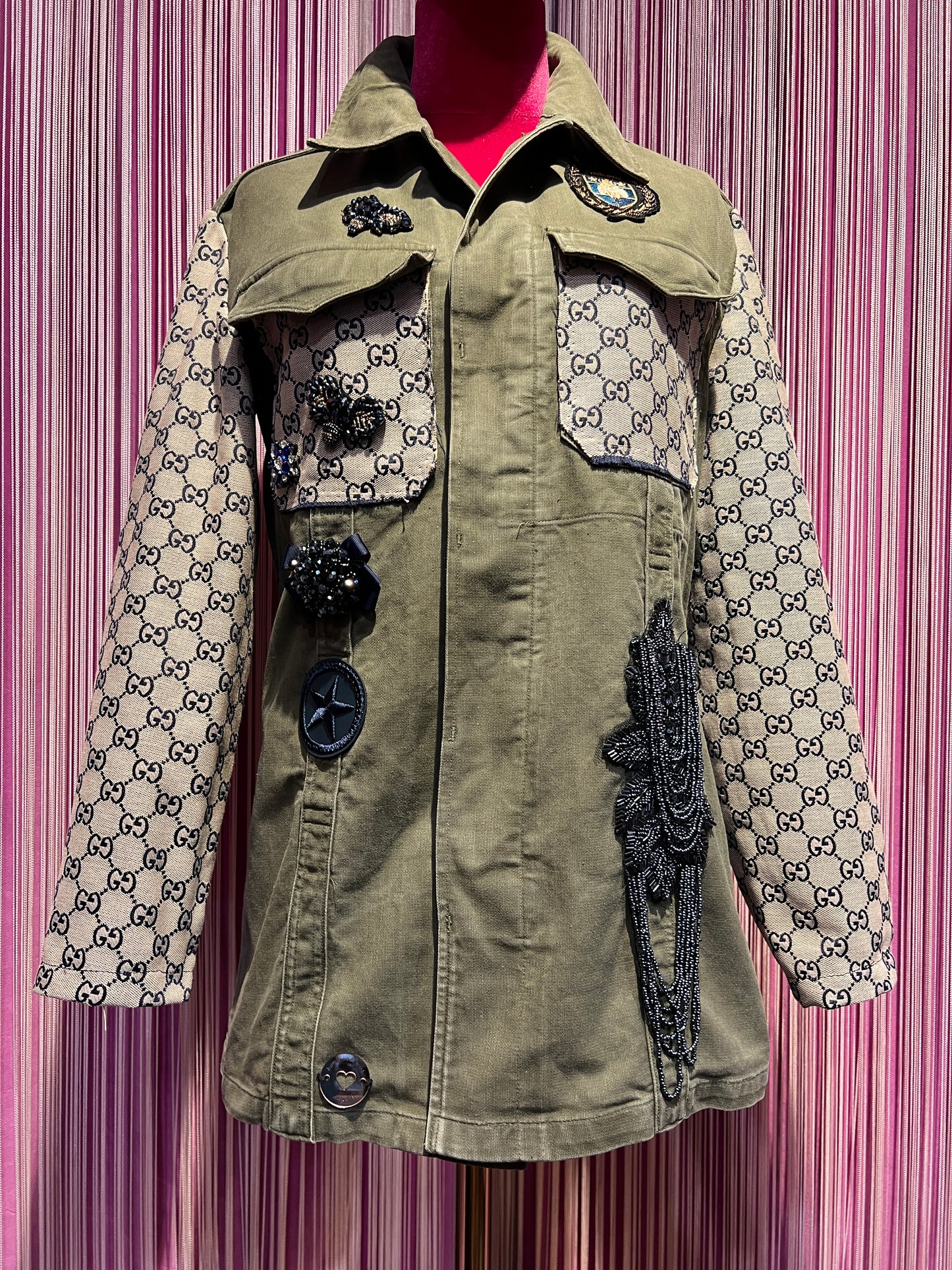 ABpink 🩷 la verdina , giacca militare con patch api perline blu e tessuto GG