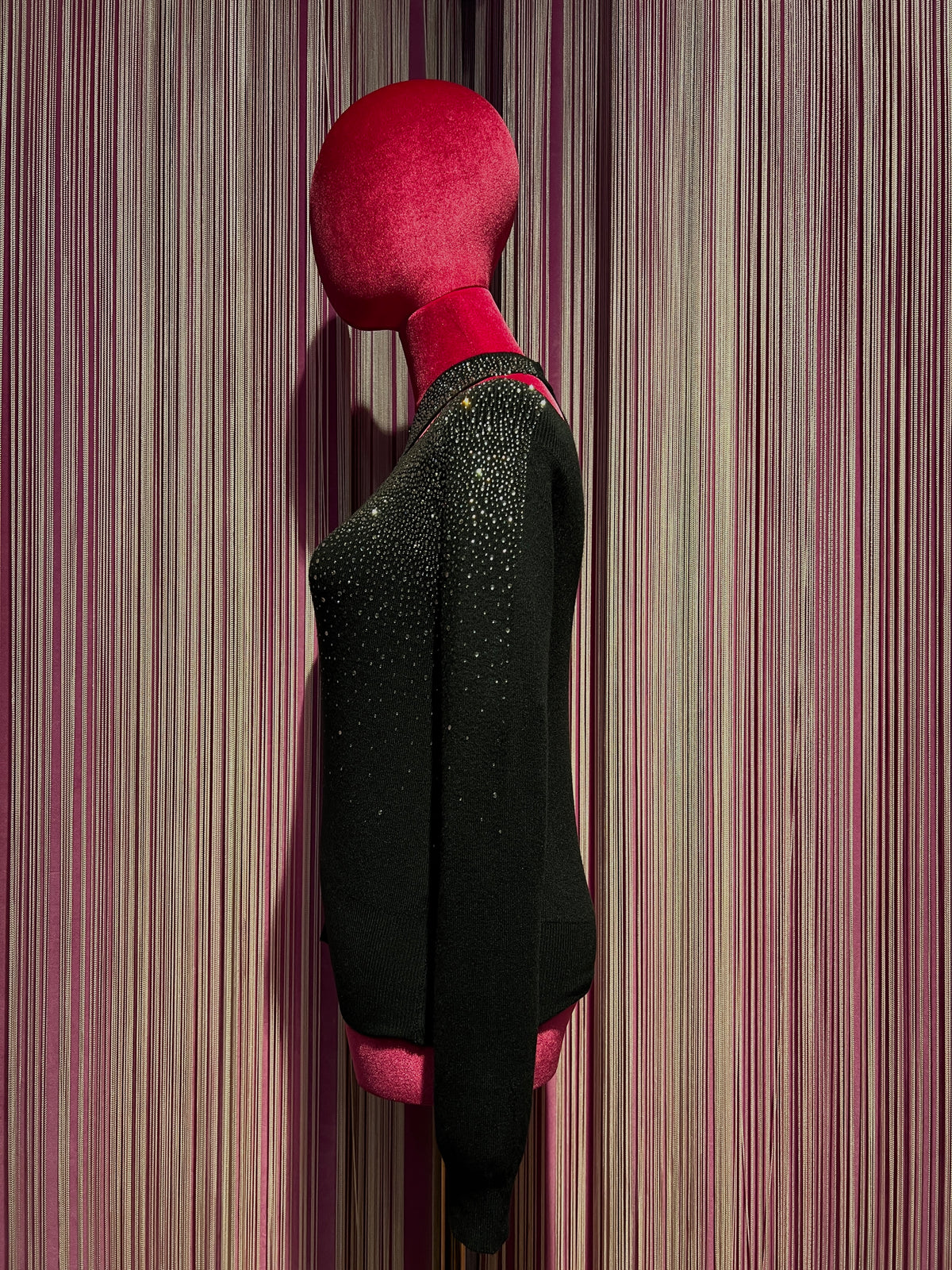 The room maglia nera incrocio collo , oblò spalle e decorazioni micro cristalli