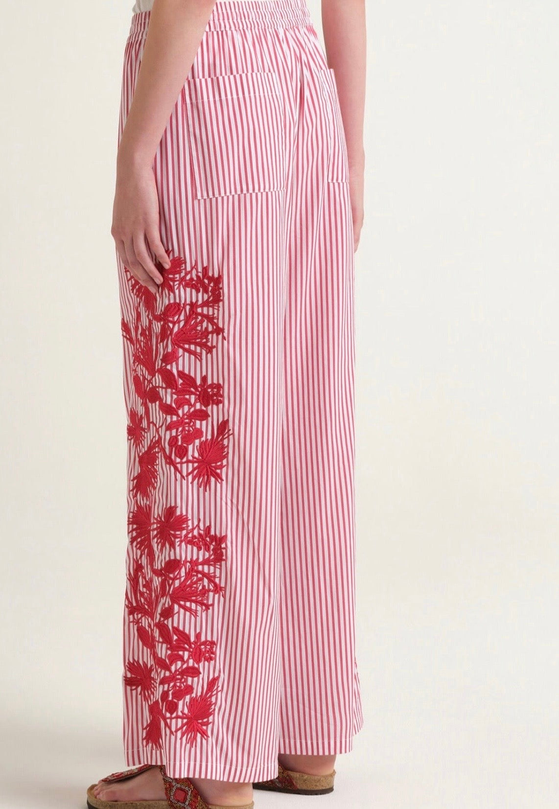 Maliparmi -50% di sconto completo camicia collo guru a righe bianco e rosso maniche con ricamo ramage motivo floreale e pantalone