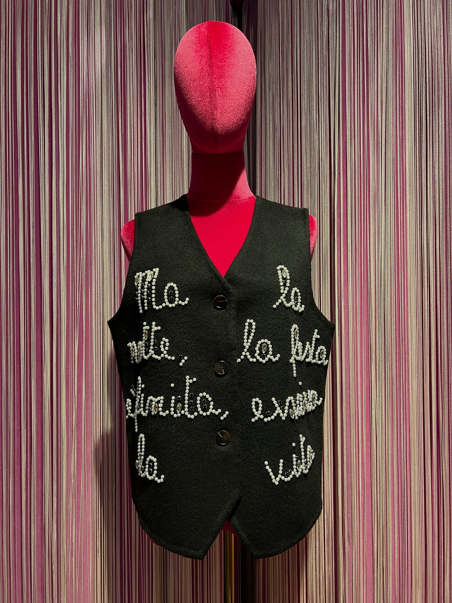 Front street gilet panno nero con scritta perline e cristalli “Ma la notte la festa è finita evviva la vita “