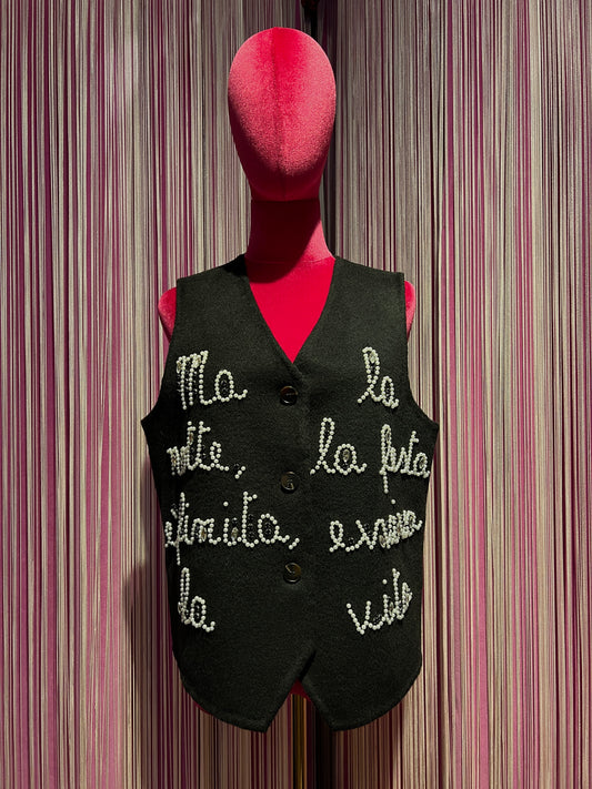 Front street gilet panno nero con scritta perline e cristalli “Ma la notte la festa è finita evviva la vita “