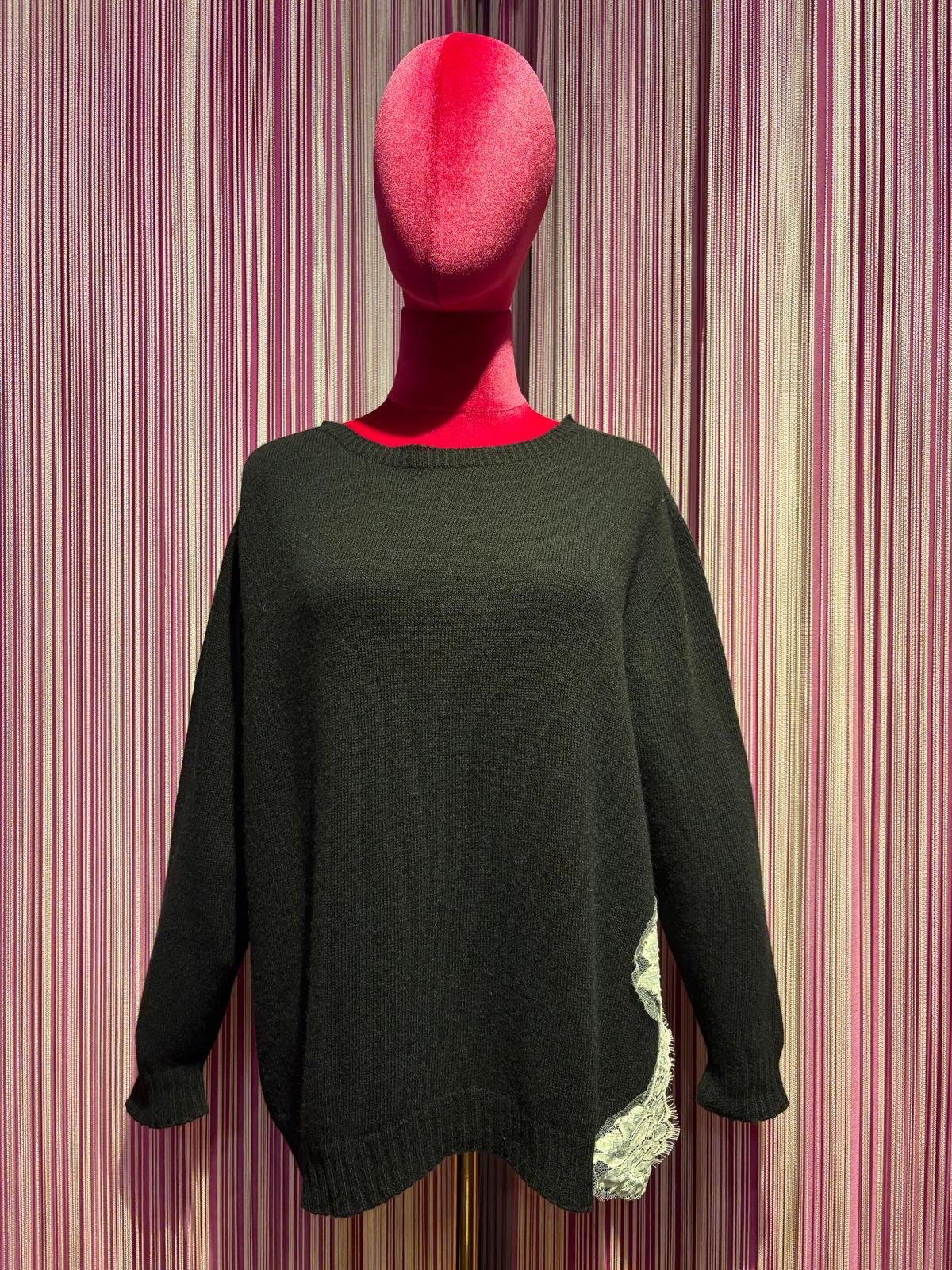 Pink memories maglia girocollo nera con spacco e pizzo panna