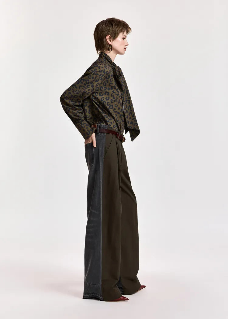 Essentiel antwerp camicia di cotone con fiocco al collo stampa leopardata kaki e blu