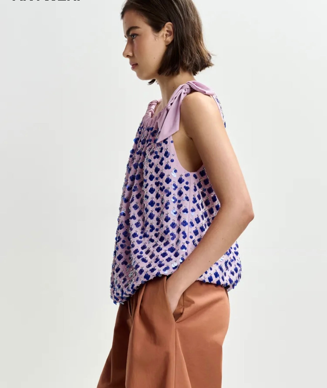 Essentiel antwerp top asimmetrico viola e glicine impreziosito da paillettes con nastro da annodare al collo