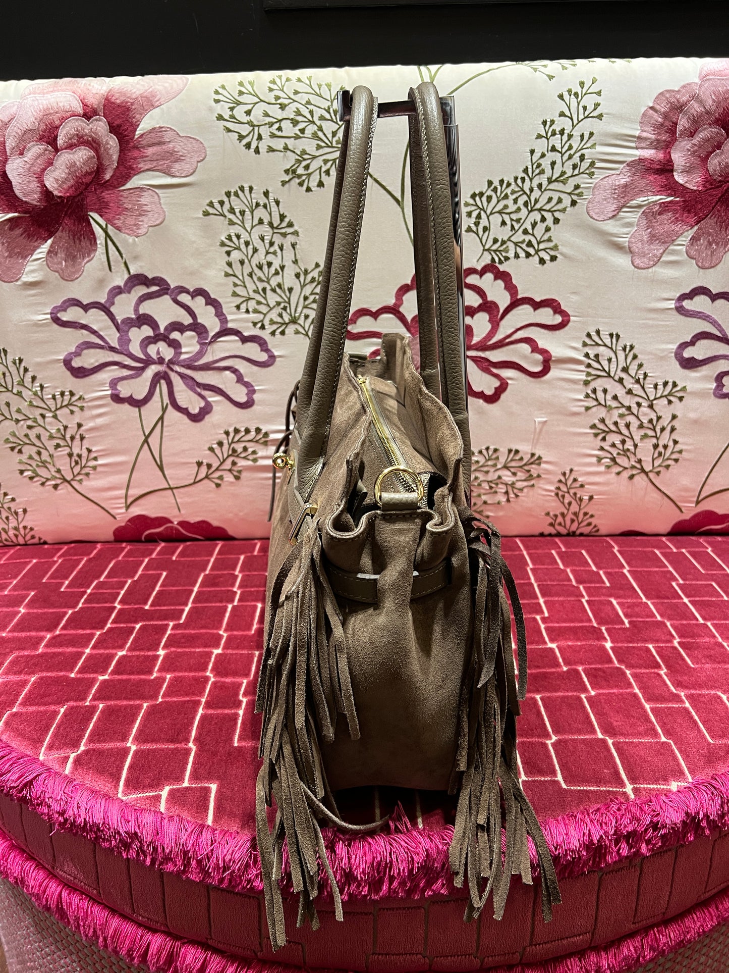Borsa camoscio due manici con frange e tracolla colore taupe